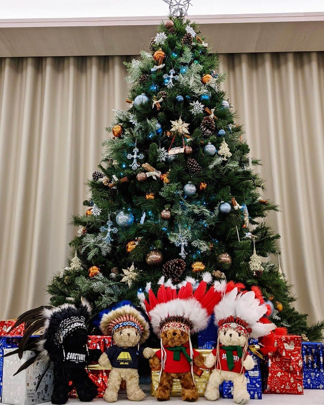 林俊傑のインスタグラム：「Wishing all of you a Merry Christmas Eve! Sanctuary bears hand in hand! 手牽手，祝大家有個「聖所」般的聖誕節！ 平安夜快樂！  (Thanks to @iamkenkikuchi for the extra touches!)  #merrychristmas #christmastree #sanctuaryworldtour」