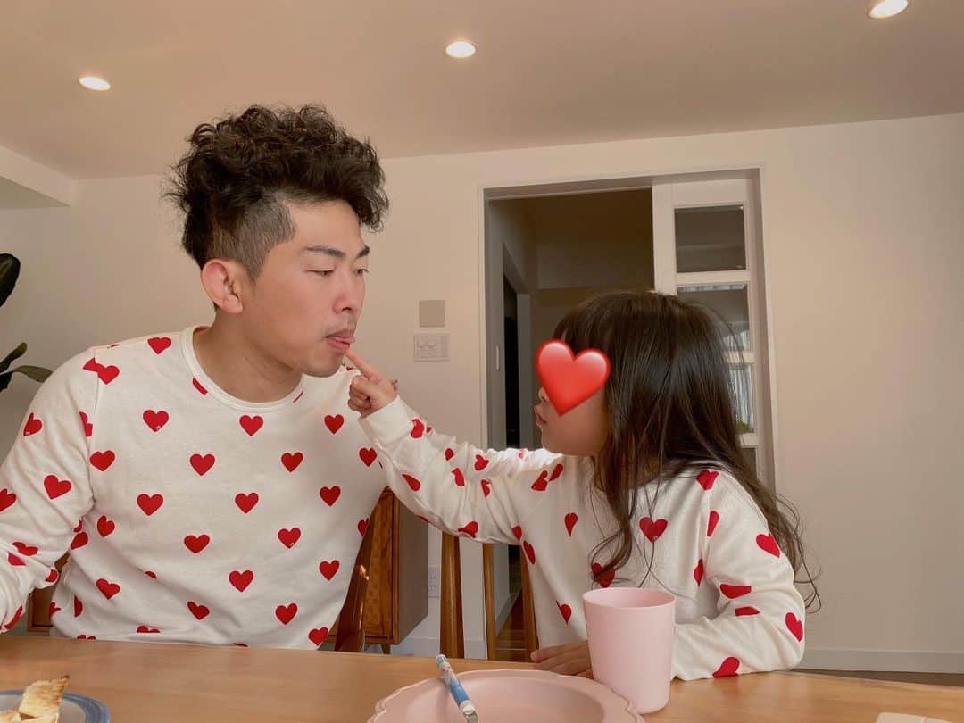 近藤千尋のインスタグラム：「家族四人お揃いのパジャマ❤️ @yokosawa_natsuko  なっちゃんからのお誕生日プレゼント🎁でもらいました🥲✌️💜 なんてったって ひーぼぉくんが似合いすぎて🤣🤣🤣 この姿でお皿洗いしてる時 面白かったなぁ🎅 なっちゃんらぶゆー💓💓💓  今日19時にリビングダイニングの ルームツアーのYouTubeがupされます😍✌️」