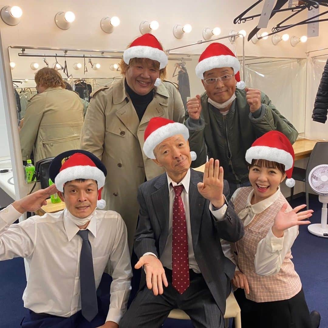 前田まみさんのインスタグラム写真 - (前田まみInstagram)「🎄Merry Christmas Eve🎅🌟 尊敬する大好きな先輩と✨ みなさん楽しいクリスマスをお過ごしください🍗☃️ #坂田利夫 師匠 #シンクタンク　さん #山田スタジアム　さん 今年はNGKでの坂田スペシャルで仕事納めでした☺️ ありがとうございました！ 来年は、世界中のすべての人が笑顔で健やかに過ごせる年でありますように。 本当に願っています。」12月24日 18時12分 - koromami24