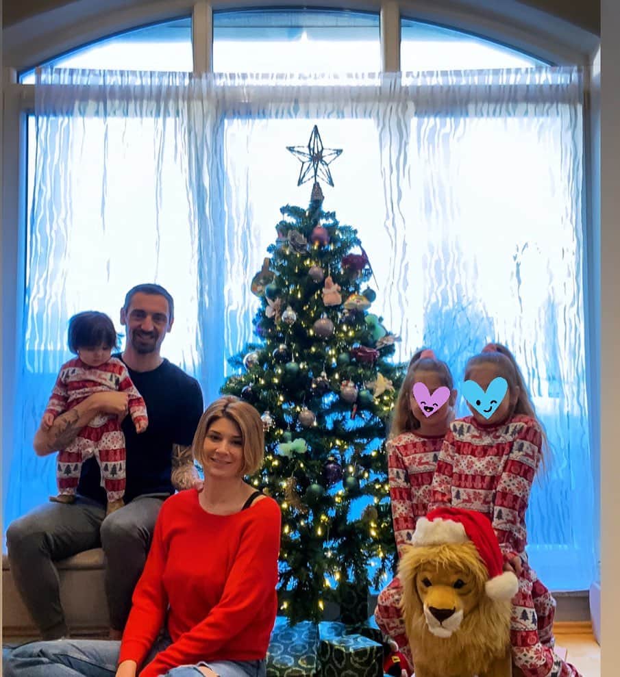 ロベルト・ヒルバートのインスタグラム：「Wir wünschen euch, eueren Familien frohe Weihnachten und das ihr alle gesund und glücklich seit. 🎄🎁 #christmas #family #santa #goodvibes #goodmorning #robertohilbert」