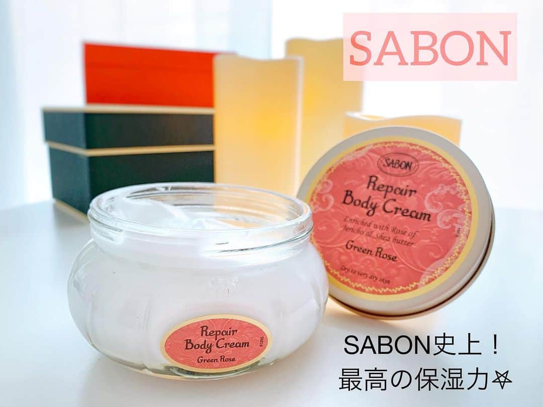上坂由莉のインスタグラム：「﻿ \ \ SABON リペアボディクリーム / /﻿ ﻿ 12月26日(土)発売🌼﻿ SABON史上！最高の保湿力の新商品﻿ リペアボディクリームを﻿ ひと足先にお試しさせていただきました🎀﻿ ﻿ ﻿ テクスチャーはこっくりめで写真のように﻿ クリームが自立してるのがわかると思います🌼﻿ 伸びも凄くサラッとしてるのに保湿力はほんと高い❗️﻿ 朝まで肌がしっとりしているのが感じれました☀️﻿ そして香りも割と強めに残る感じです🌿﻿ ﻿ ﻿ 今回グリーンローズをお試しさせていただきましたが﻿ ローズよりは爽やかさがある香りです🌱﻿ フローラル系が苦手な方は厳しいかもしれないですが﻿ 他にも香りは沢山あるのでお気に入りの香りが﻿ 見つけられると思いますよ🍊☘️﻿ ﻿ ﻿ ヴィーガン処方なのも嬉しい点🌍﻿ ラグジュアリー感あふれるパッケージやし﻿ プレゼントにもオススメですね🎁﻿ @sabon_japan ﻿ ⸝⸝⸝⸝⸝⸝⸝⸝⸝⸝⸝⸝⸝⸝⸝⸝⸝⸝⸝⸝⸝⸝⸝⸝⸝⸝⸝⸝⸝⸝⸝⸝⸝⸝⸝⸝⸝⸝⸝⸝⸝⸝⸝⸝⸝⸝⸝⸝⸝⸝⸝⸝⸝⸝⸝⸝⸝⸝⸝⸝﻿ ☑︎ リペアボディクリーム﻿ ☑︎ 内容量：200ml﻿ ☑︎ 価格：¥4,620(税込)﻿ ☑︎ 香り全8種﻿ ・グリーンローズ ・ パチュリラベンダーバニラ﻿ ・ デリケートジャスミン ・ラベンダーアップル﻿ ・ ジンジャーオレンジ ・ ホワイティー﻿ ・ ローズティー ・ ムスク﻿ ﻿ MAQUIAオンライン編集部様より﻿ 商品をご提供いただきました💄﻿ @maquia.magazine ⸝⸝⸝⸝⸝⸝⸝⸝⸝⸝⸝⸝⸝⸝⸝⸝⸝⸝⸝⸝⸝⸝⸝⸝⸝⸝⸝⸝⸝⸝⸝⸝⸝⸝⸝⸝⸝⸝⸝⸝⸝⸝⸝⸝⸝⸝⸝⸝⸝⸝⸝⸝⸝⸝⸝⸝⸝⸝⸝⸝﻿ ﻿ #SABON #SABON_BodyRitual #サボン﻿ #maquia #maquiaonline﻿ #マキア_リペアボディクリームグリーンローズ﻿」
