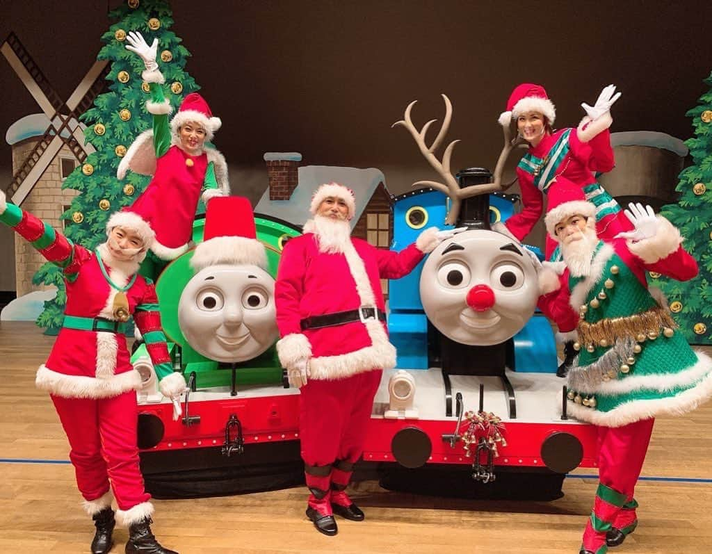 愛純もえりのインスタグラム：「「きかんしゃトーマスクリスマスコンサート　ソドー島のメリークリスマス」 無事に千秋楽を迎える事が出来ました🌟  沢山のお友達に会うことができて、 トーマスもパーシーもとっても喜んでいました🚂  ステキなクリスマスを過ごしてね〜🎄  有料動画配信は31日まで❣️ プロフィールからブログに飛んで頂くか、トーマスミュージカルHPにて🚂  #トーマス #パーシー」