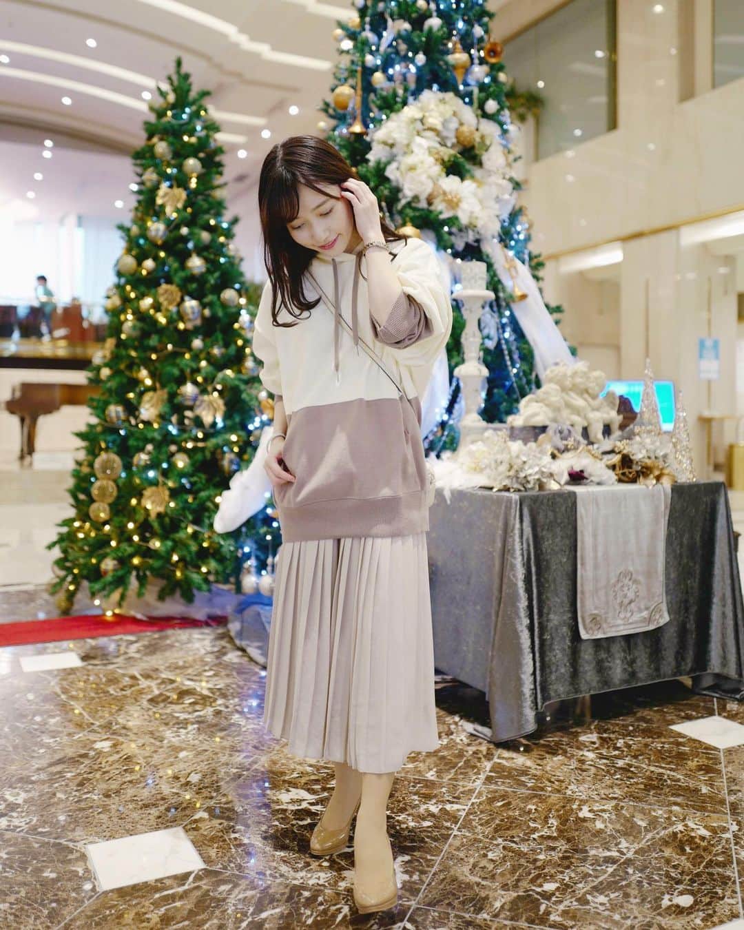 末井櫻子のインスタグラム：「． ． かわいいクリスマスツリー発見🎄 ． ． 最近はパーカーとプリーツスカートの組み合わせばっかり👶🏻笑 楽ちん♡  ． ． このパーカーは新しいRacine @racine.store というブランドさんの🤍 ． バイカラーで何にでも合わせられるし なにしろ手触りがよい🤏🏻💭 ． ． プロフィールにもURLしばらく載せておくので気になる方は是非💁🏻‍♀️💕 (キッズサイズもあったよ☺︎) ． ． 届いた時のボックスもかわいかった🧸🎗 ． ． ． #クリスマスツリー  #racinestore  #ラシーヌ  #ふんわりモカパーカー  #ニットパーカー  #パーカー #パーカーコーデ  #パーカー女子  #プリーツスカート  #pr #ootd #fashion」