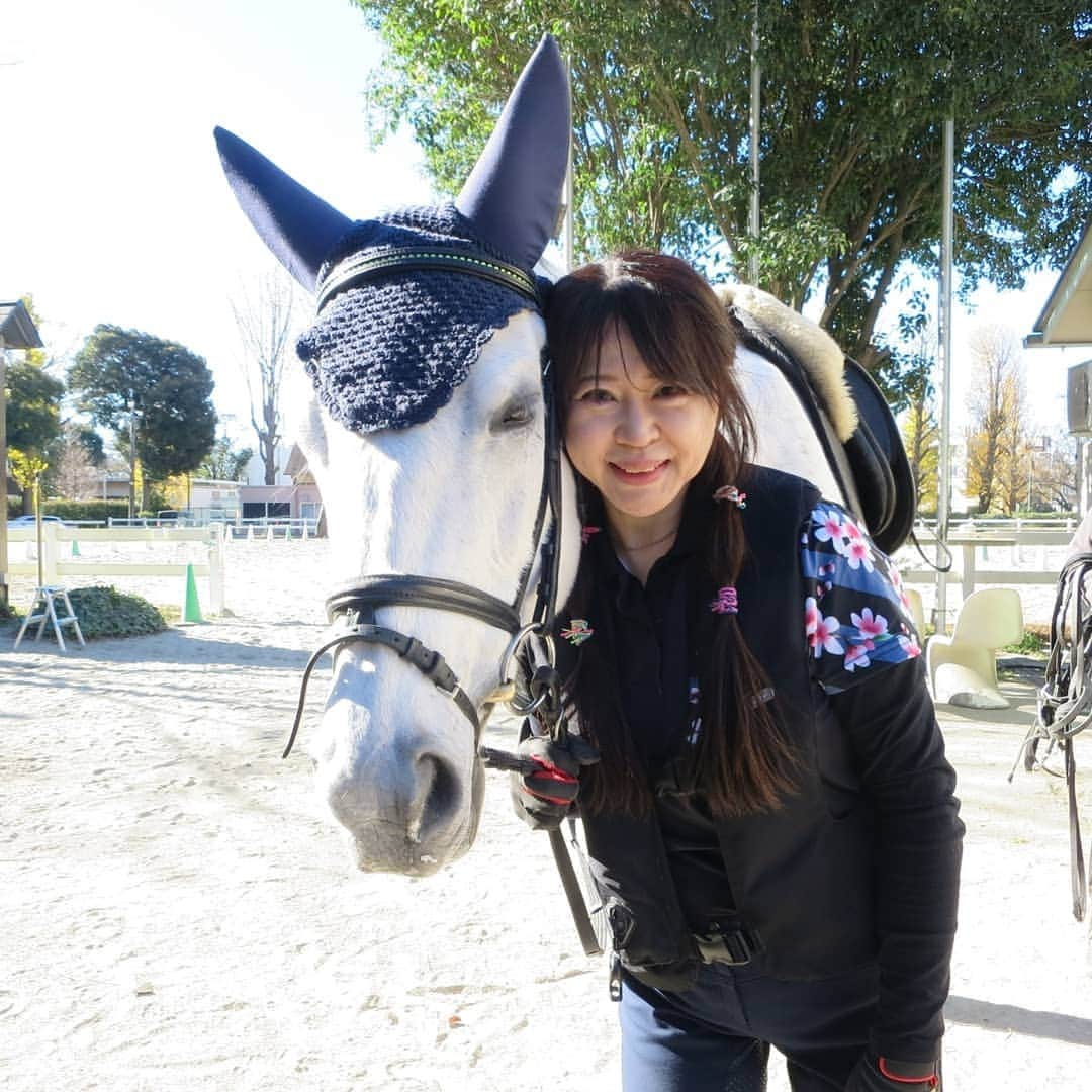 宇月田麻裕さんのインスタグラム写真 - (宇月田麻裕Instagram)「12/17乗馬日記「にどめー」珀   乗馬日記いきまーす。前に、画像と動画載せています。  昨日の相棒は、珀ちゃん さて、レッスンは、「珀」＆Ｈ先生。 珀は、二度目の騎乗。 先生が下乗りしてくださいました。 嬉しいです。 「ハク、てまえかえるよー」 ハク「ＯＫ」 下手な扶助でも、素直にやってくれます。 こんなにスムーズにいけたのは、前回の珀ぶり。  11/13　乗馬日記「はじめましてー」珀  これですー。  今回、いつもより、自分の脚が使えず。 靴にクリームを塗り込み過ぎたのかな？ つるつる滑って扶助する時に滑ったりしました。 うむ・・・。  駈歩数歩。昔は、平気でやっていたのに、 あの動きに対応できない。 ほんとスランプ～💦 「ハク、いいこだったねー」    母　レインボーハート  レインボーハート  競走馬データ - netkeiba.comレインボーハートの競走馬データです。競走成績、血統情報、産駒情報などをはじめ、50万頭以上の競走馬、騎手・調教師・馬主・生産者の全データがご覧いただけます。￼db.netkeiba.com  父　スウェプトオーヴァーボード お父さん外産馬のあし毛。   スウェプトオーヴァーボード  競走馬データ - netkeiba.comスウェプトオーヴァーボードの競走馬データです。競走成績、血統情報、産駒情報などをはじめ、50万頭以上の競走馬、騎手・調教師・馬主・生産者の全データがご覧いただけます。￼db.netkeiba.com￼  珀　イエローマジック  2016年新馬戦で1着取っているのですよー。 イエローマジック  競走馬データ - netkeiba.comイエローマジックの競走馬データです。競走成績、血統情報、産駒情報などをはじめ、50万頭以上の競走馬、騎手・調教師・馬主・生産者の全データがご覧いただけます。￼db.netkeiba.com￼   乗馬日記、次回に続く。」12月24日 18時13分 - mahiro_utsukita