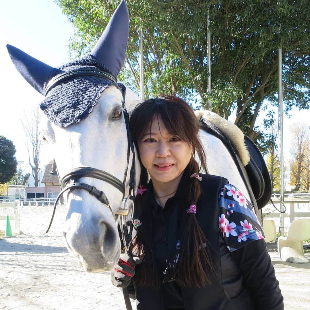 宇月田麻裕さんのインスタグラム写真 - (宇月田麻裕Instagram)「12/17乗馬日記「にどめー」珀   乗馬日記いきまーす。前に、画像と動画載せています。  昨日の相棒は、珀ちゃん さて、レッスンは、「珀」＆Ｈ先生。 珀は、二度目の騎乗。 先生が下乗りしてくださいました。 嬉しいです。 「ハク、てまえかえるよー」 ハク「ＯＫ」 下手な扶助でも、素直にやってくれます。 こんなにスムーズにいけたのは、前回の珀ぶり。  11/13　乗馬日記「はじめましてー」珀  これですー。  今回、いつもより、自分の脚が使えず。 靴にクリームを塗り込み過ぎたのかな？ つるつる滑って扶助する時に滑ったりしました。 うむ・・・。  駈歩数歩。昔は、平気でやっていたのに、 あの動きに対応できない。 ほんとスランプ～💦 「ハク、いいこだったねー」    母　レインボーハート  レインボーハート  競走馬データ - netkeiba.comレインボーハートの競走馬データです。競走成績、血統情報、産駒情報などをはじめ、50万頭以上の競走馬、騎手・調教師・馬主・生産者の全データがご覧いただけます。￼db.netkeiba.com  父　スウェプトオーヴァーボード お父さん外産馬のあし毛。   スウェプトオーヴァーボード  競走馬データ - netkeiba.comスウェプトオーヴァーボードの競走馬データです。競走成績、血統情報、産駒情報などをはじめ、50万頭以上の競走馬、騎手・調教師・馬主・生産者の全データがご覧いただけます。￼db.netkeiba.com￼  珀　イエローマジック  2016年新馬戦で1着取っているのですよー。 イエローマジック  競走馬データ - netkeiba.comイエローマジックの競走馬データです。競走成績、血統情報、産駒情報などをはじめ、50万頭以上の競走馬、騎手・調教師・馬主・生産者の全データがご覧いただけます。￼db.netkeiba.com￼   乗馬日記、次回に続く。」12月24日 18時13分 - mahiro_utsukita