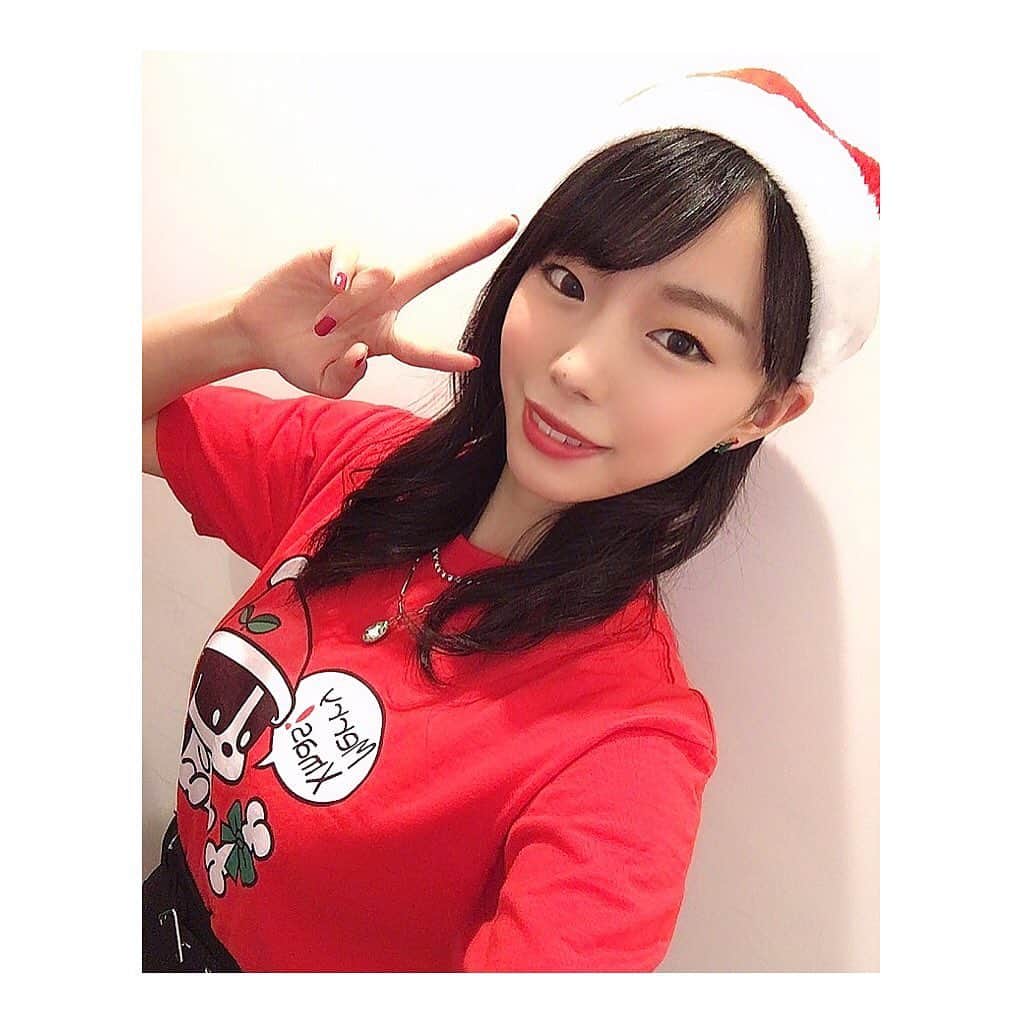 波妃美咲のインスタグラム：「今日は赤羽ReNYさんでのライブ、 来て下さり本当にありがとうございました✨  クリスマス限定衣装でした🎄 Tシャツのイラストはシーズくんです！  次のライブは12/27 新宿ジールシアター（AYA&AKANE生誕祭🎂）です✨ 予約は seeds@ratna-inc.com ※タイトルに「12/27生誕祭」と入れて.お名前・ＨＮ・連絡先・何部かをお送り下さい。  #SeedSPISTIL #アイドル #赤羽ReNY #クリスマスイブ #シーズくん #サンタコス」