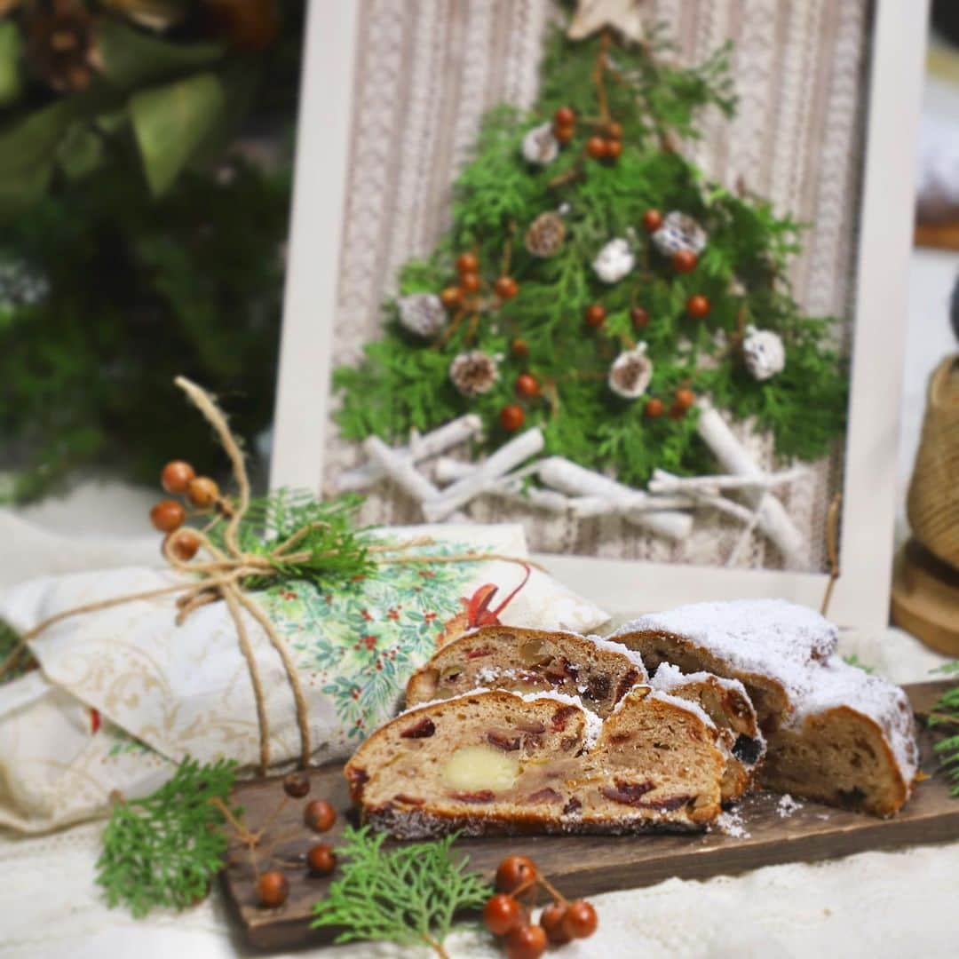 佐々木あさひのインスタグラム：「Merry Christmas Eve🎅🏻✨  あっという間に12/24。毎年作ってくれる母手作りのシュトーレンをちびちび食べている時だけは、今年のスピード感を忘れてクリスマスを味わえてます☕️  そしてツリーのない我が家に母が庭の葉っぱで作ったツリーをプレゼントしてくれた🎄🥺✨  ありがとう母サンタ🎅🏻  ちなみにシュトーレン＆ツリーの作り方は私のYouTubeチャンネルから見られますよ💐  #クリスマスツリー  #シュトーレン #クリスマス #christmas #christmastree」