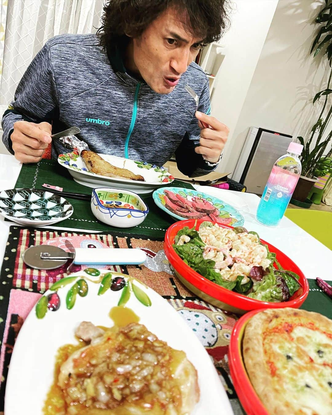 丸山桂里奈さんのインスタグラム写真 - (丸山桂里奈Instagram)「我が家のイブはゆっくりお家でです🏠 今日はロケからの収録もおんなしだったので、丸一日一緒です🎄🥸❤️🎁 こんな嬉しい日あるでしょうか。 今まで私自身現役の時は、イブやクリスマスは試合だったので、好きな人と一緒に過ごすクリスマス系統は初めてな気がします🥩🍕🍗🍟最高ですな。 お風呂入って、今日は早めから飲みますよ〜 ケーキとシャンパンで乾杯よ🎁❤️  #イブ #過ごすの初めて #ディナーはお家で #骨つきチキン #骨なしチキン #ソースはディアボラ風 #明太子マカロニサラダ #ローストビーフ厚手 #ピザマルゲリータ #美味しくいただきました #最高の夜です #みなさまも素敵なイブを #🎄 #いい意味で #インスタバエ」12月24日 18時11分 - karinamaruyama