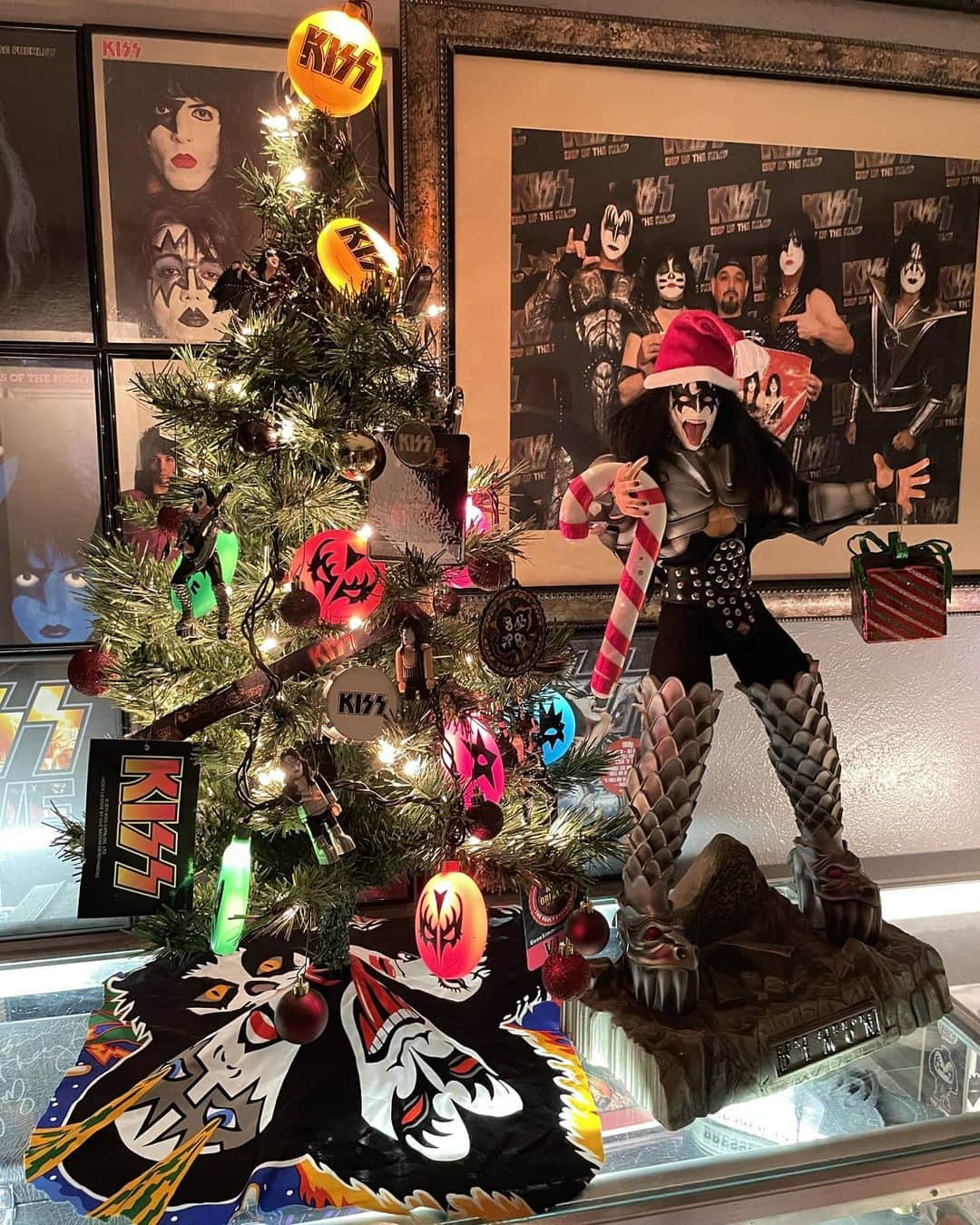 KISSさんのインスタグラム写真 - (KISSInstagram)「Ready for #KISSmas! Thanks to the #KISSARMY for sharing with us. So Cool!」12月24日 18時14分 - kissonline