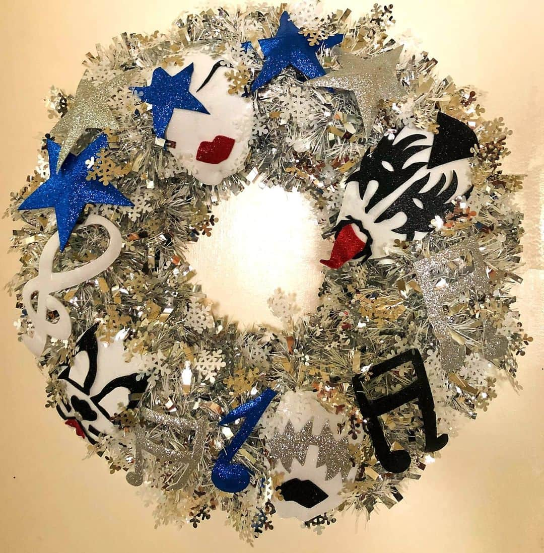 KISSさんのインスタグラム写真 - (KISSInstagram)「Ready for #KISSmas! Thanks to the #KISSARMY for sharing with us. So Cool!」12月24日 18時14分 - kissonline