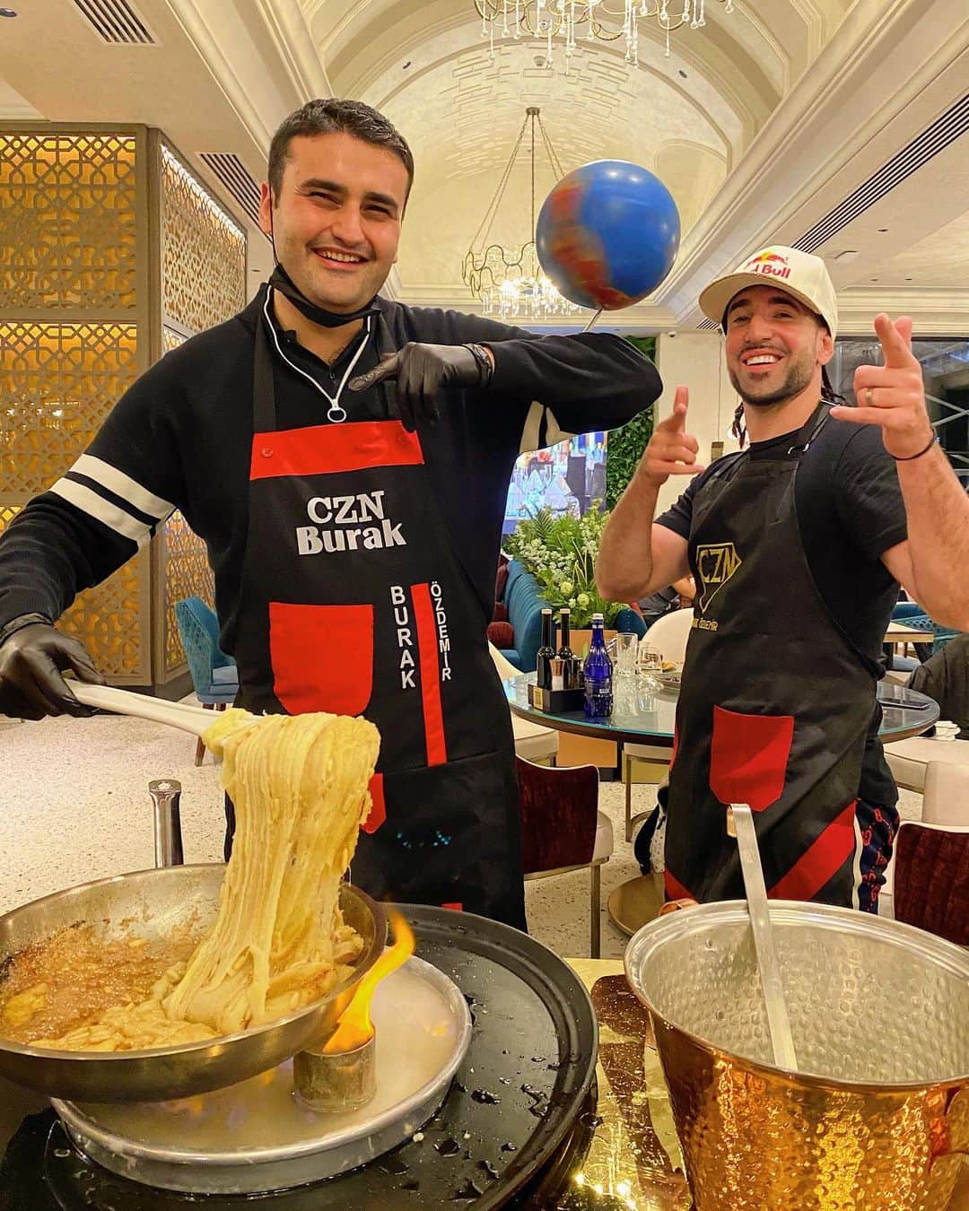 ショーン・ガルニエのインスタグラム：「INCREDIBLE NIGHT IN @cznburak restaurant : ➡️ @cznburakdubai  VIDEO TONIGHT 🤙🏻 🔹 Beside the fact I had a lot of fun, I was treated like a real VIP and the food was amazing , I met an amazing  person. @cznburak my friend your energy, your story, your humbleness were truly inspiring . I was really glad to discover who was the man behind millions of followers . It was amazing to see your positive karma was what drive you first in your decision in life . Keep doing it 👊🏼👊🏼👊🏼I will alaways support you ✊🏼 🔹 He just open his restaurant in Dubai @cznburakdubai , go there I garantee you you will have an amazing night .🙏🏻🙏🏻 Thanks @gokhangirmez for the invitation , @samyspeaker @kevin_carre_coach for the pictures and video  🔹 Quel soirée en compagnie de @cznburak dans son restaurant @cznburakdubai ! Je vous le recommande fortement !👊🏼🔥 🔹 La nourriture , l’ambiance, l’accueil VIP était incroyable . Mais ce qui m’a marqué c’est l’énergie, la bonne humeur et la simplicité de cette homme @cznburak . 🔹 Super content d avoir pu découvrir le mec derrière les millions de followers et de voir de vrai valeurs humaines .  🔹 Si vous êtes à Dubaï ➡️ @cznburakdubai   #seanfreestyle #burak #cznburak #seangarnier #urbanballer #football #skills #food #turkishstyle #turkey #dubai #uae」