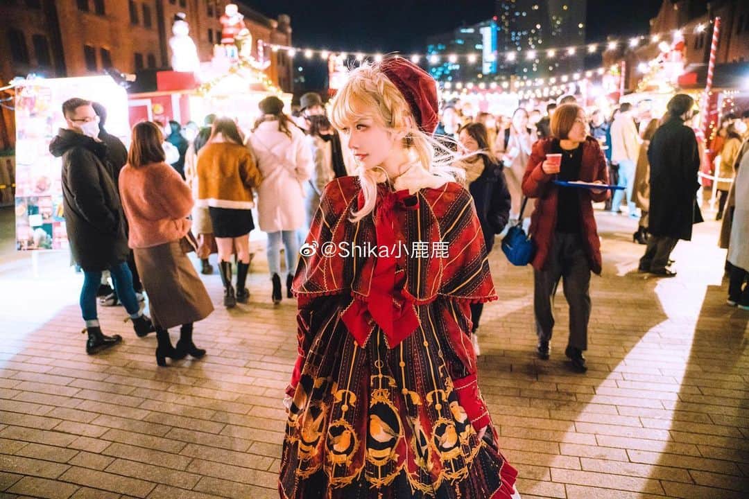 shikaのインスタグラム：「Merry Christmas 🎅  #ロリータ #ロリータファッション #lolitafashion #lolita #lolitagirl #christmas #christmastree #chrismasmarket #写真好きな人と繋がりたい #写真」