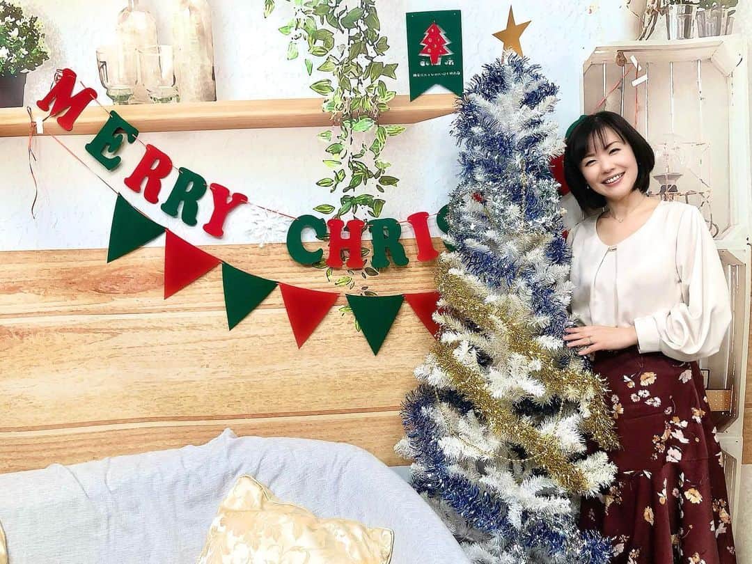 六車奈々さんのインスタグラム写真 - (六車奈々Instagram)「🎄Merry Christmas🎄  M'S TVのスタジオも、 クリスマスモードですよー。  #メリークリスマス  #クリスマス  #グリーンチャンネル  #岩手競馬 #六車奈々  #働くママ  #ワーママ   #merrychristmas #workingmama #fashion #beauty #smile  #fashion #japanese #japan #japanesebeauty」12月24日 18時15分 - nanarokusha