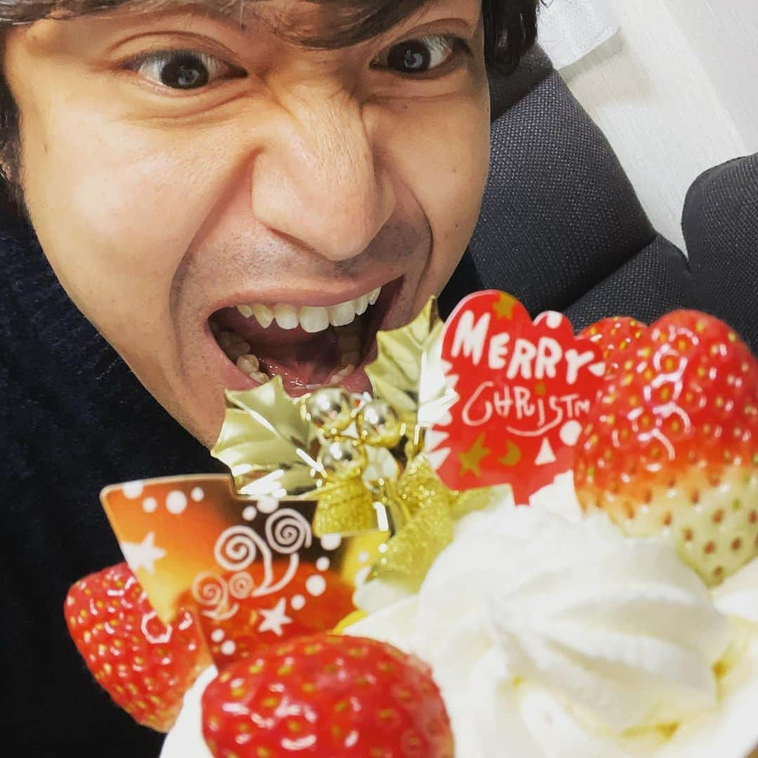 すずけんのインスタグラム：「メリークリスマス🎅🎄  香取慎吾さんも開発に携わったケーキは美味過ぎたよ😍  YouTubeにアップしたから良かったら見てね😆  #スズケン  #ファミクリ #ファミリーマート #香取慎吾　さん #ものまね #ものまねSMAP」