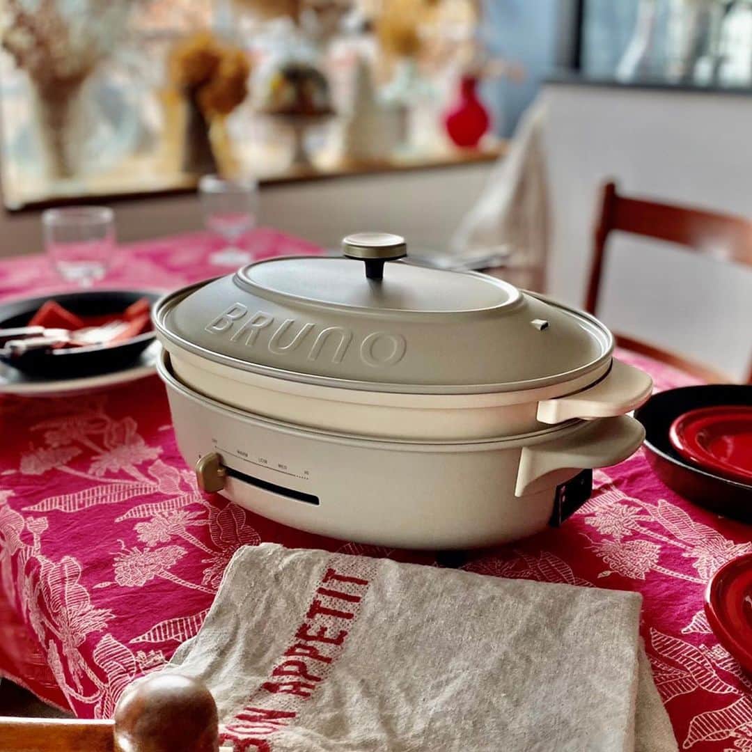 212 KITCHEN STOREさんのインスタグラム写真 - (212 KITCHEN STOREInstagram)「【新しい年を新しい道具で】﻿ BRUNO crassy＋ オーバルホットプレート﻿ ━━━━━━━━━━━━━━━━━━━﻿ 新しい一年の始まりは、気持ちよく迎えたいですよね。﻿ 新たな気持ちで新年を迎えるために、キッチンでいつも使うもの・必要なものを﻿新しく新調してみませんか？﻿ 212 KITCHEN STOREでおすすめのキッチングッズを 紹介いたします！﻿ ﻿ 〝BRUNO crassy＋ オーバルホットプレート〟﻿ ﻿ 平面プレート・たこ焼きプレート・深鍋がセットに なったオーバル型のホットプレート。﻿ 平日の夜ごはんから特別な日のおもてなしまで マルチに使えます！﻿ フラットな埋め込み式のヒーターは端まで熱が 伝わりやすく、﻿プレートをサービングするための ハンドルやシリコンマットがついて更に便利に！﻿ ﻿ 新しいホットプレートで新年のお家ごはんを たのしみませんか♪﻿ ﻿ BRUNO crassy＋ オーバルホットプレート　17,600円(税込)﻿ ﻿ ﻿ ﻿※一部取り扱いのない店舗もございます。﻿ ﻿ 「世界で一番素敵なレストラン。それは我が家の食卓」をコンセプトに、﻿ 世界中から様々なキッチングッズをセレクトしています。﻿ ﻿ ﻿ 212 KITCHEN STOREのオンラインショップでキッチングッズを﻿多数取り揃えております！！﻿ ﻿ @212_kitchen_store﻿ ━━━━━━━━━━━━━━━━━━━━━﻿ #212kitchenstore #212キッチンストア #212k﻿ #トゥーワントゥーキッチンストア#くらしの道具　#暮らし　﻿ #暮らしを楽しむ　#お家ごはん　#BRUNO #ホットプレート　﻿ #オーバルホットプレート」12月24日 18時16分 - 212_kitchen_store
