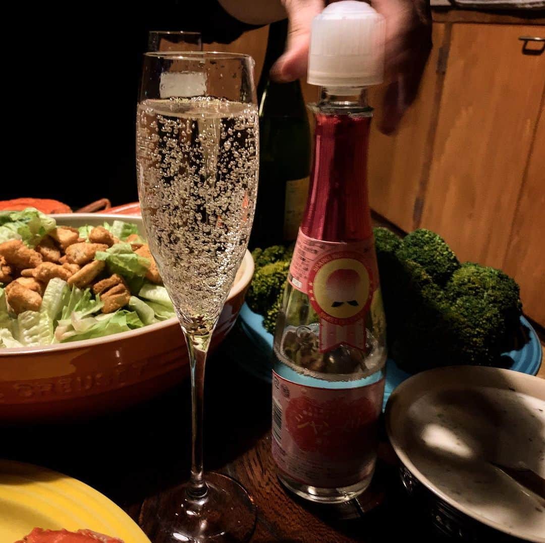 池内万作さんのインスタグラム写真 - (池内万作Instagram)「クリスマスイブ〜！ 奥さんはシードル、イケウチ（夫）はシャンメリーで乾杯〜。 ホントに走るように過ぎていきますな、12月。 皆さまも素敵な夜を♪ #イケウチ家の食卓」12月24日 18時17分 - mandeshita