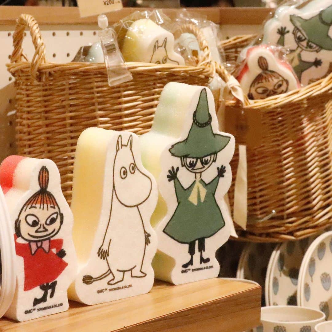 salut!のインスタグラム：「ムーミン限定商品の一部アイテムが店舗でも発売中〜𖤣𖥧𖥣｡  各アイテムにデザインされたムーミンとその仲間たちのいろいろな表情を是非店頭でもお楽しみくださいませ。  ※公式通販サイトで完売しているアイテムは店舗に入荷はございません。 予めご了承くださいませ。  公式通販サイト @salut_shop  トップページURLのムーミン限定商品特設ページをご確認くださいませ⋆*❁*  画像掲載商品 ・ダイカットスポンジ 各¥220(taxin) ・プレート ¥550(taxin) ・タンブラー ¥550(taxin) ・ディーププレート ¥550(taxin)  ※店舗により在庫数が異なります。 ご来店の前にお近くの店舗までご確認くださいますようお願い致します。  #サリュ #salut #まいにちインテリア  #ムーミン #ムーミン限定商品  #プチプラ #プチプラ雑貨 #プチプラインテリア #プチプラ小物 #プチプラ通販  #インテリア雑貨 #インテリア小物 #インテリア  #ナチュラルな暮らし #ナチュラルインテリア #ナチュラルコーデ #ナチュラル　#smileispower_p」