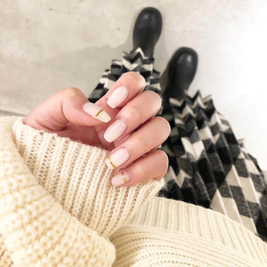 藤川沙弥のインスタグラム：「𝒩ℯ𝓌 𝒩𝒶𝒾𝓁 💅🏻﻿ 年内最後のnailは﻿シンプルに🤍 乳白色にゴールドライン🥛﻿ はっちに1年の半分位は﻿ この色にしてるねって言われた🤣﻿ どうやらこの色が大好きらしい☺️🤍﻿ footは韓国ラメジェルでキラキラに🌟✨﻿ ﻿ 今年も1年可愛い💅🏻をありがとう🙇🏻‍♀️💘﻿ 来年1月16日には移転をして﻿ 新店舗openするそうです🎉💖﻿ 詳細載せておきます👇🏻📮﻿ ﻿ ﻿ 🚪NEWサロン﻿ 〒659-0067﻿ 兵庫県芦屋市茶屋之町2-21メイピース芦屋401﻿ ﻿ 🚃最寄駅﻿ JR芦屋　徒歩3分﻿ 阪神芦屋　徒歩７分﻿ 阪急芦屋川　徒歩10分﻿ ﻿ ﻿ ﻿」