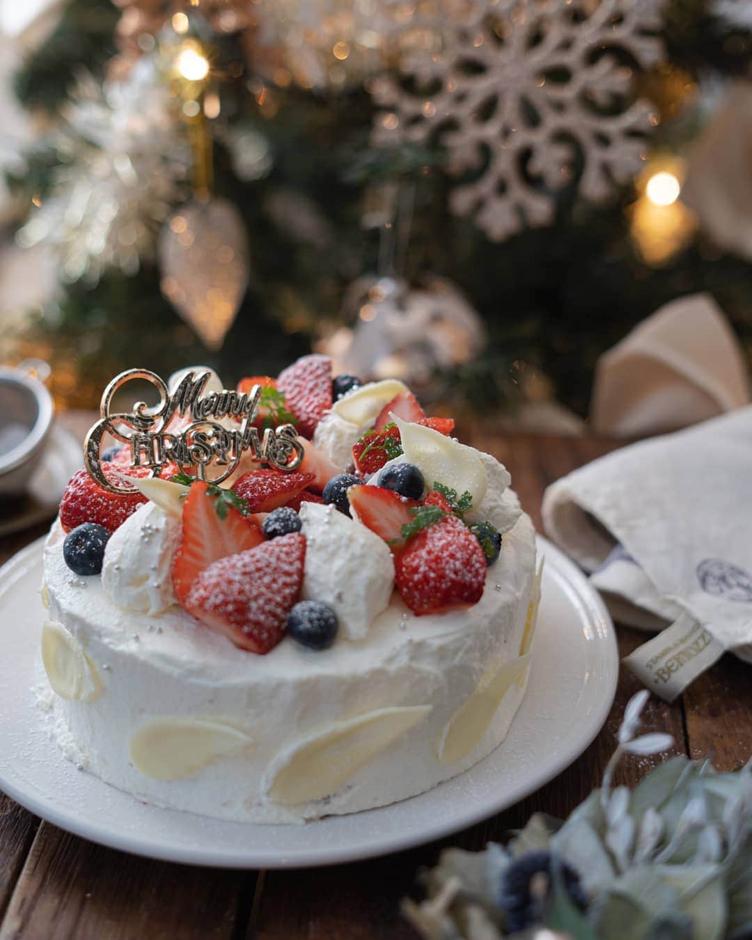 栁川かおりさんのインスタグラム写真 - (栁川かおりInstagram)「『クリスマスケーキ。』  今年はしっかり平日だから イヴにケーキ、 クリスマスにチキンにしようかなぁと。  一足早く冬休みに入ってた娘に たくさん手伝ってもらいながら。 中は娘作のチョコシフォン。 娘の方が上手だったホワイトチョコの飾りつき。  #クリスマスイブ #クリスマスケーキ」12月24日 18時19分 - kaori_yanagawa