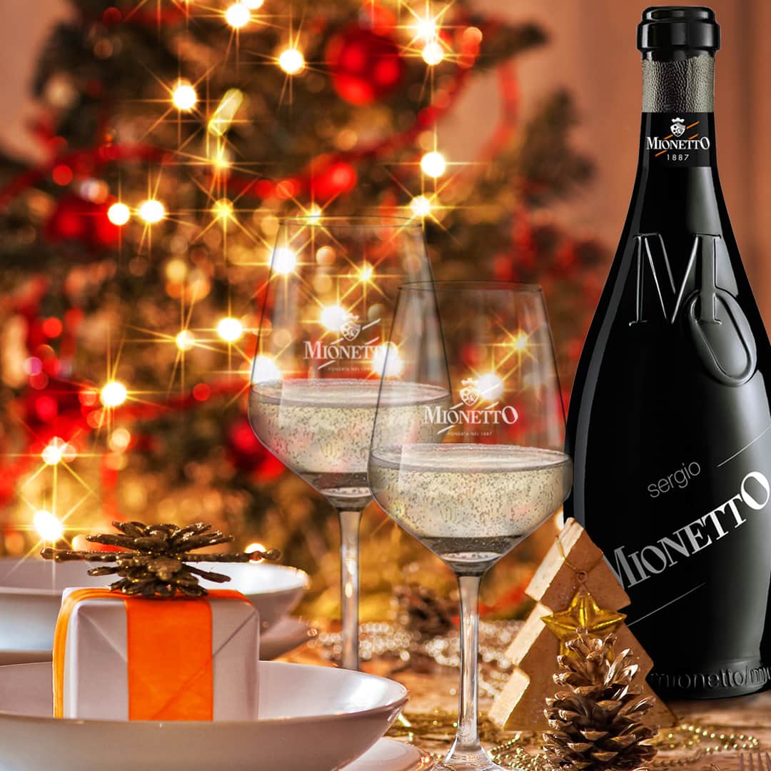 Mionetto Proseccoのインスタグラム：「🎄Natale insieme🎄⁣ Brindiamo insieme a te che, anche quest'anno, saprai mettere in tavola lo spirito del Natale... sì ma oltre allo spirito metti anche qualche bottiglia di Mionetto Prosecco!🍾 #mionettoprosecco #mionettoinsieme⁣ Bevi Mionetto responsabilmente」