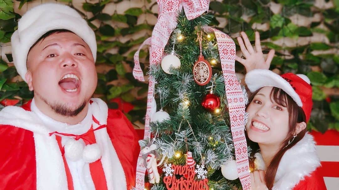 HIPPYのインスタグラム：「【チャンネル登録30000人突破！】 HIPPY YouTubeチャンネル［ひぴ動］  クリスマスウィーク特集企画真っ最中！  その後の日程も1/5まで怒涛の毎日配信 ビッグなコラボもあるかも！？ 是非ともチャンネル登録よろしくです♩  おうち時間が増えそうな 年末年始！ そんなときのおつまみ的な時間をお届けできたら幸い♩ しっかり対策を取りながらみんなでコロナ減らしていこう ウガイテアライマスクショウドク♪  ［ひぴ動スケジュール ］ 12/24（木）21:00〜YouTubeプレミア配信 12/25（金）18:00〜YouTube配信 12/26（土）21:00〜YouTube［ドライブ生配信］ 12/27（日）〜1/4（月）ライブアーカイブ１曲ずつ配信 1/5（火）19:00〜YouTube［語り部の会］生配信 1/6、1/７は北海道からの生配信あるかも♪  ［メディアスケジュール］ 12/25（金）16:50〜テレビ新広島［広島この1年（仮）］ 12/26（土）21:56〜広島テレビ［広工大 pre. Campus Scope］ 12/27（日）25:10〜広島HOMEテレビ［せとチャレ！］再放送 12/29（火）13:15〜NHKテレビ［れいわのへいわソング］  ［ひぴ動］ https://www.youtube.com/channel/UC3i3znps2Q62tM9tKKHh8Sg  ［HIPPYホームページ］ http://hippy-web.com」