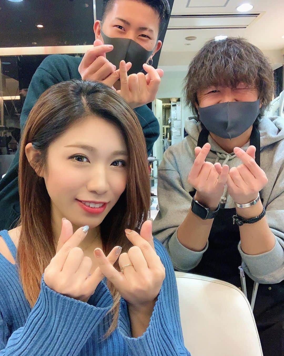 のインスタグラム：「トリプルきゅんポーズ🤍🥺 . 今年ラストのヘアメンテナンスに、 @l.dorado_hair_salon 行ってきました💇‍♀️💈 ずっとピンクベージュだったけど、今回はバイヤージュカラー（昨日覚えた言葉🙊笑）してもらってトリートメントもしてもらって✨これで髪も綺麗に年が越せそうです🤍 色落ちが楽しみい🥰 . 辻井さん、今年も一年ありがとうございました😌🙇‍♀️ @ld_satoshitsujii  でんくんもありがとう☺️ @_____denn  . 来年も宜しくお願いします🌟 . . #newhair #haircolor #エルドラード #渋谷 #ヘアサロン #渋谷ヘアサロン #バイヤージュカラー #ハイライト #グラデーションカラー  #バーレスクヤバイ #バーレスクyavay #バーレスク東京 #パリオン#ショークラブ #ショーガール #ダンサー #ゴーゴーダンサー #モデル #ヘアモデル #サロンモデル #burlesque #burlesquetokyo #tokyo #shibuya #haircolor #hairstyle #hair #model #hairsalon」