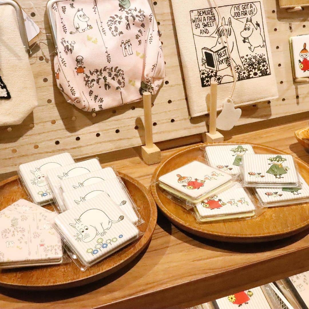salut!のインスタグラム：「ムーミン限定商品の一部アイテムが店舗でも発売中〜𖤣𖥧𖥣｡  各アイテムにデザインされたムーミンとその仲間たちのいろいろな表情を是非店頭でもお楽しみくださいませ。  ※公式通販サイトで完売しているアイテムは店舗に入荷はございません。 予めご了承くださいませ。  公式通販サイト @salut_shop  トップページURLのムーミン限定商品特設ページをご確認くださいませ⋆*❁*  ※店舗により在庫数が異なります。 ご来店の前にお近くの店舗までご確認くださいますようお願い致します。  #サリュ #salut #まいにちインテリア  #ムーミン #ムーミン限定商品  #プチプラ #プチプラ雑貨 #プチプラインテリア #プチプラ小物 #プチプラ通販  #インテリア雑貨 #インテリア小物 #インテリア  #ナチュラルな暮らし #ナチュラルインテリア #ナチュラルコーデ #ナチュラル　#smileispower_p」