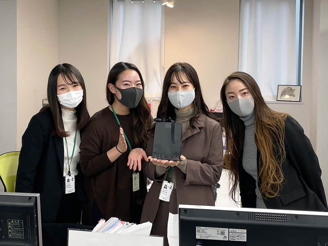 伊藤沙織のインスタグラム：「最初は広告のモデルに起用して頂いたのがきっかけで2015年から入社し、丸5年お世話になった全研本社を退社しました☺️本日までスクール事業部"英会話スクールリンゲージ"で勤務して参りました🗣 全く英語が話せない状態から英語環境に飛び込み、最初は英語が話せないコンプレックスと自信のなさから講師ともコミュニケーション取ることを避けていました🥺いやむしろ逃げてましたwでも徐々に英語学習への興味が湧き、もっと話せるようになりたい！私も楽しく会話したい！という思いから最初は2ヶ月間、フィリピン留学し、2018年には半年間オーストリアのワーホリへ✨ 帰国してから職場に復帰し、英語学習の楽しさを伝えたい思いや、生徒様の英語学習のサポートをお手伝いして参りました。一番長く勤務していた渋谷校、、、本当に毎日が楽しかったです。渋谷の生徒様は特に思い入れも強く、毎週お話できることが楽しみで、生徒様同士も仲良くなって頂けて嬉しかったです。 今年9月から新宿校に異動して4ヶ月ほど経ちましたが、周りの絶大な安心感のあるスタッフたちのサポートもありのびのびと仕事させて頂きました💻 色々思い出がありすぎてまとまらなそうですが、、、このお仕事を通してたくさんの素敵な出会いに感謝です。 次は一旦ゆっくりしつつ、お友達がオーダーメイドのスーツ屋さんを始めたのでゆるりとお手伝いします👔スーツやセットアップ作りたい方は是非😂✨ . Today was my last day at Linguage. I would like to thank you for your support during these past years! I’m proud that I could work together with you guys. All your best! . #linguage #写真と思い出ありすぎて全部載せられない笑 #イヴ退職」