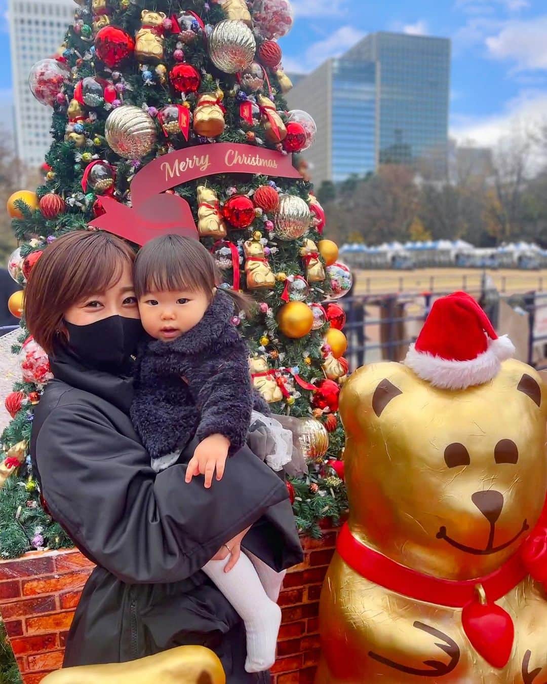 DJ YURiAのインスタグラム：「🎄🧸🎄  ちょっと前に行った﻿ Christmas Market🎅🏻﻿ w/﻿ @m__ysd 👩‍👧 ﻿ ﻿ お友達とクリスマスな気分が﻿ 味わえて嬉しかった💓﻿ ﻿ まいこちゃんも娘ちゃんも﻿ 本当に可愛くて大好き🥺❤️﻿ ﻿ てゆかまいこちゃんの脚の長さが﻿ 私の2倍くらいあるし、肌も本当に﻿ ちゅるっちゅるでいつも感動して﻿ 見てる←変態﻿ ﻿ ﻿皆さま素敵なクリスマスを お過ごし下さい🧸 ﻿ ﻿ #christmas﻿ #christmasmarket﻿ #christmastree﻿ #mylittlegirl﻿ #20monthsold﻿ #生後20ヶ月﻿ #1歳8ヶ月﻿ #べいびーすぅ﻿ #こどものいる生活﻿ #クリスマスマーケット」