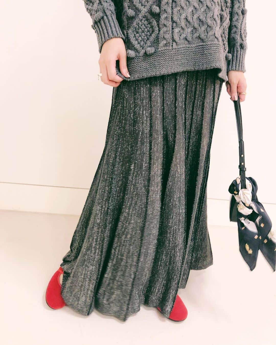 のインスタグラム：「* * 20AW COLLECTION ラメニット ニットスカート * * #carolinaglaser #beams #カロリナグレイサー #ビームス #大人可愛い#ラメニット #ニットスカート」