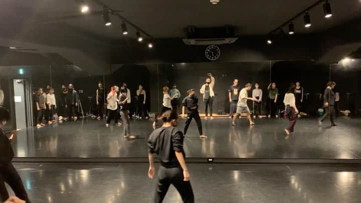 黒須洋壬のインスタグラム：「黒須洋嗣 JAZZ CLASS 2020.Dec.24 @danceworks_jpn  @xross #cantbreathe  #taichimukai #christmaseve  #mask #dance #jazzdance #tokyo #japan」