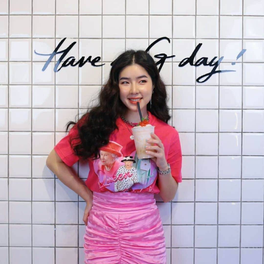 GYEON SEOのインスタグラム：「_* SAPPE ✨ . . Have a G day! วันดีๆมีได้ทุกวัน ถ้ารู้สึก "สวย มั่นใจ" จากภายใน ♥️ มาเติมคอลลาเจนให้ร่างกาย แบบอร่อยแถมสดชื่น กับเมนู Beauti Frosty พิเศษสุดๆ รับฟรีทันที! Sappe Beauti Jelly 1 ซอง เมื่อออเดอร์ทุกๆ 1 แก้ว  . 📌 G-Coffee ทั้ง 4 สาขา ที่ MRT สวนจตุจักร, MRT พระราม 9, MRT ศูนย์วัฒนธรรม & MRT สุขุมวิท  🗓 15 ธันวาคม 2020 – 31 มกราคม 2021 . #Sappe  #SappeBeautiDrink  #SappeBeautiJelly  #เพราะความสวยไม่ใช่เรื่องบังเอิญ #ดูแลตัวเองอย่างเข้มข้น」