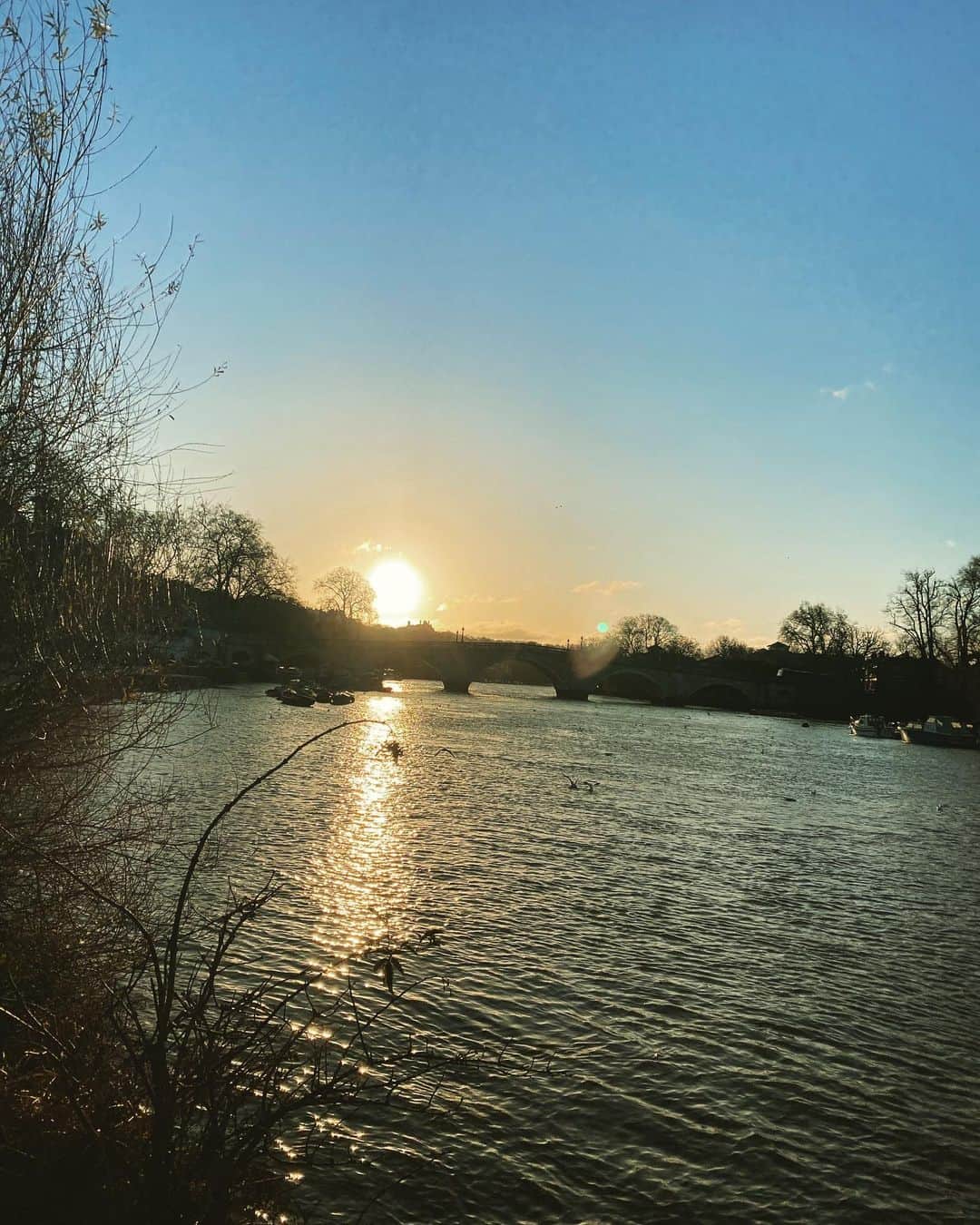 ファーン・コットンのインスタグラム：「This mornings run was tit numbingly cold but good. Couldn’t feel my face or hands but my brain was fired up and whirring.  At the moment we’re collectively nostalgic. Whether that be to last Christmas or years previous when things seemed easier and freer. Yet I think that often with nostalgia we are not yearning for a particular past moment, occasion, holiday or relationship, we’re merely missing who we believed we were in that moment. A more fun filled version of ourselves, one that felt better, looked better, functioned better. A version of ourselves before the shit hit the fan. The one who didn’t feel like half a person who has left a little of themselves in the past. Yet get this....there is no past you or me. There is no better version of us from another era. Equally there is no better us in the future. We can summon those parts of ourselves in any moment if we chose to not be so bound by circumstance. I know that is much easier said than done but there is liberation in there somewhere. We are much more than our physical body, our brain, our thoughts. We expand so much further than that. We are all in that beautiful sunrise connected at all times to nature, magic and so much more. #rememberyourmagic #rememberyouremagic」