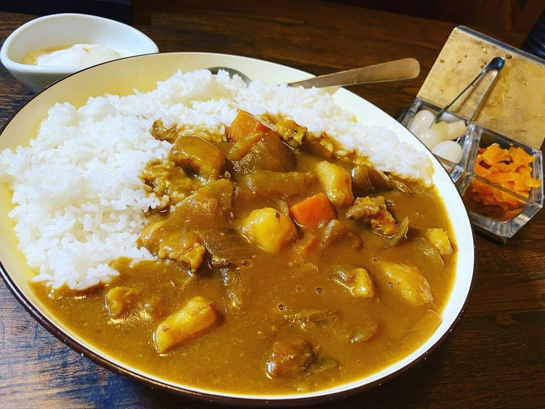 おごせ綾さんのインスタグラム写真 - (おごせ綾Instagram)「本当に教えたい！新潟のラーメン🍜屋さんの懐かし系激旨カレーライス🍛【グルメ】 https://youtu.be/ryS-PFdcnqc  何度でも食べたくなる具だくさんで野菜と牛肉の旨味がたっぷり溶け込んだ懐かし系のまろみのあるお味のあたたかみのある美味しさのあるカレー🍛  玉ねぎはとろシャキ食感❤️ じゃがいもやにんじんも中まであじが染み込んでいてお肉も柔らか✨  カレー好きな方必食✨ デカ盛りとかではないけど本当におすすめです＾＾  担々麺屋大学前店さん TEL	 025-262-8999 住所	 新潟県新潟市西区大学南２-７-５３ キャンパスプラザ１F  #担々麺屋#大学前#カレー#カレーライス#curry#🍛 #大食い女子 #おごせ綾#にいがた#新潟#ニイガタ#niigata #gourmet#yummymummies#yummy#gourmet#delicious #グルメ#飲食店を盛り上げたい#美味しいもの#グルメ#食べ歩き#美味しいもの好きと繋がりたい#グルメな人と繋がりたい #かれーらいす #お気に入りのお店 #youtube #カレー部 #新潟カレー」12月24日 18時38分 - ogose0123