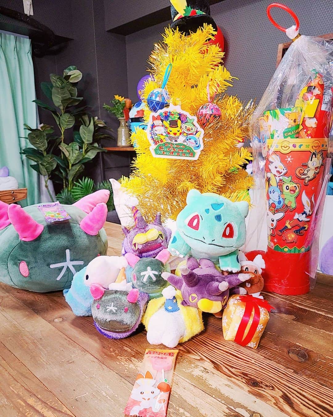 のインスタグラム：「メリークリスマスイブ🎄 Merry Christmas Eve🎄 * 普通に平日なのでお仕事してます！！明日もお仕事です！！！ ポケモンたちと過ごすクリスマス幸せじゃ🎅良い子の皆とポケモンの元にもサンタさんがきますように…！ * * #クリスマスイブ #pokemonchristmas」