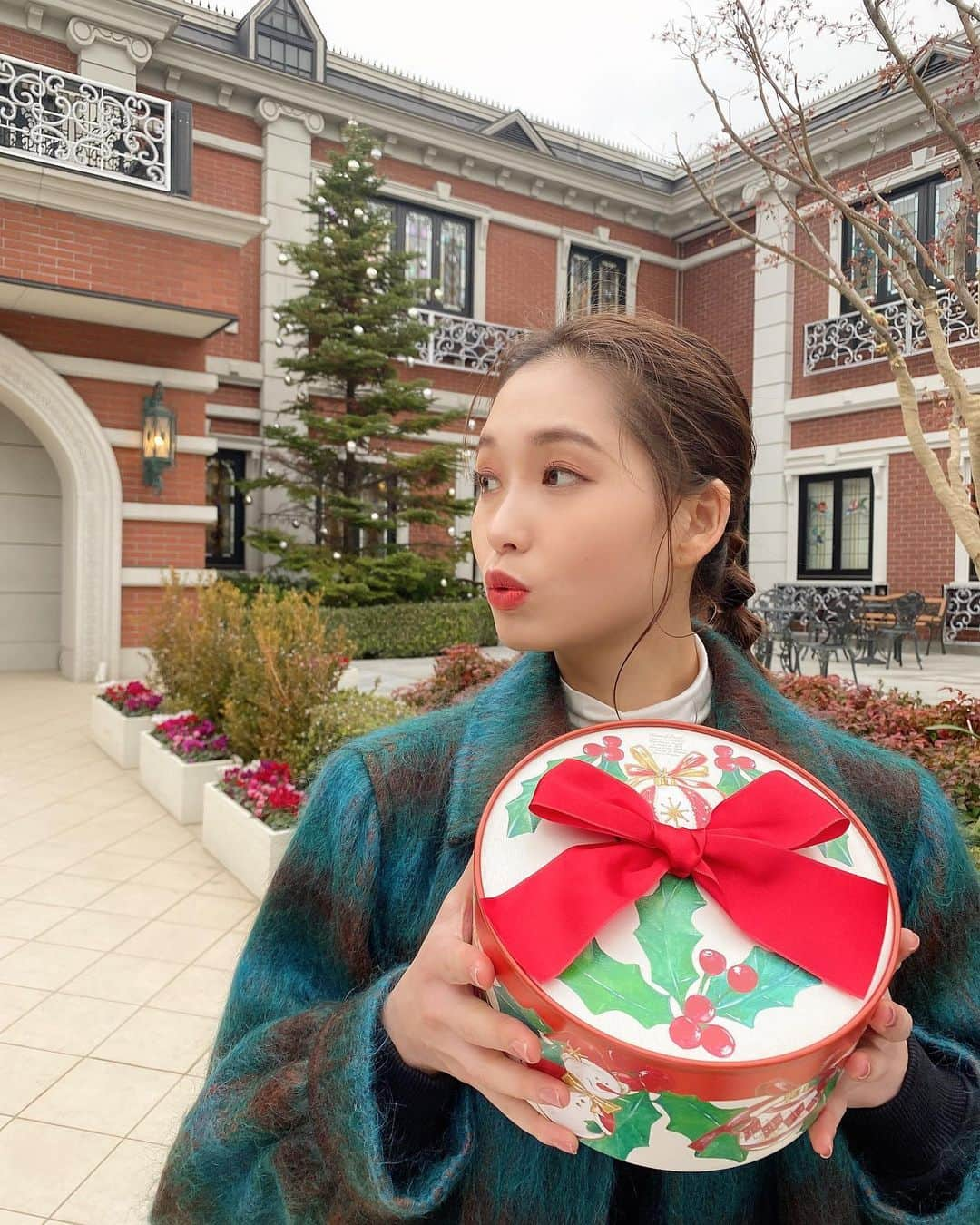 谷川りさこさんのインスタグラム写真 - (谷川りさこInstagram)「メリークリスマスイブ 皆様いかがお過ごしですか？ happyな 素敵なイブをお過ごし下さい！ スタッフさんから クリスマスプレゼント頂きました🎁 と私服ー！ #クリスマスイブ #2020年もあと少し  #christmastree  #ootd #coordinate #私服 #ヘアーはメイクさんがしてくれました ＃玉ねぎヘアー」12月24日 18時33分 - risakoko