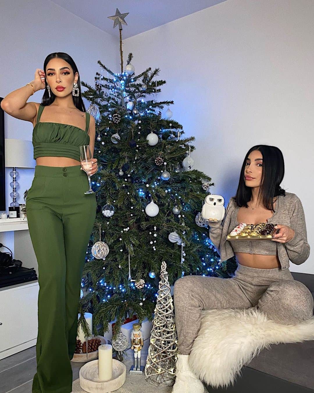 sananasのインスタグラム：「SponsoriséParPLT* Bon réveillon de Noël mes ananas 🎄💚 Je n’arrive pas à croire qu’on y soit déjà 😱Ce sera quoi votre mood pour les fêtes ? 🥂ou 🍫?  Les deux tenues viennent de chez @prettylittlething et il y a -70% SUR TOUT 😍  # PostSponsoriseParPLT #PLT #Christmas #Noel」