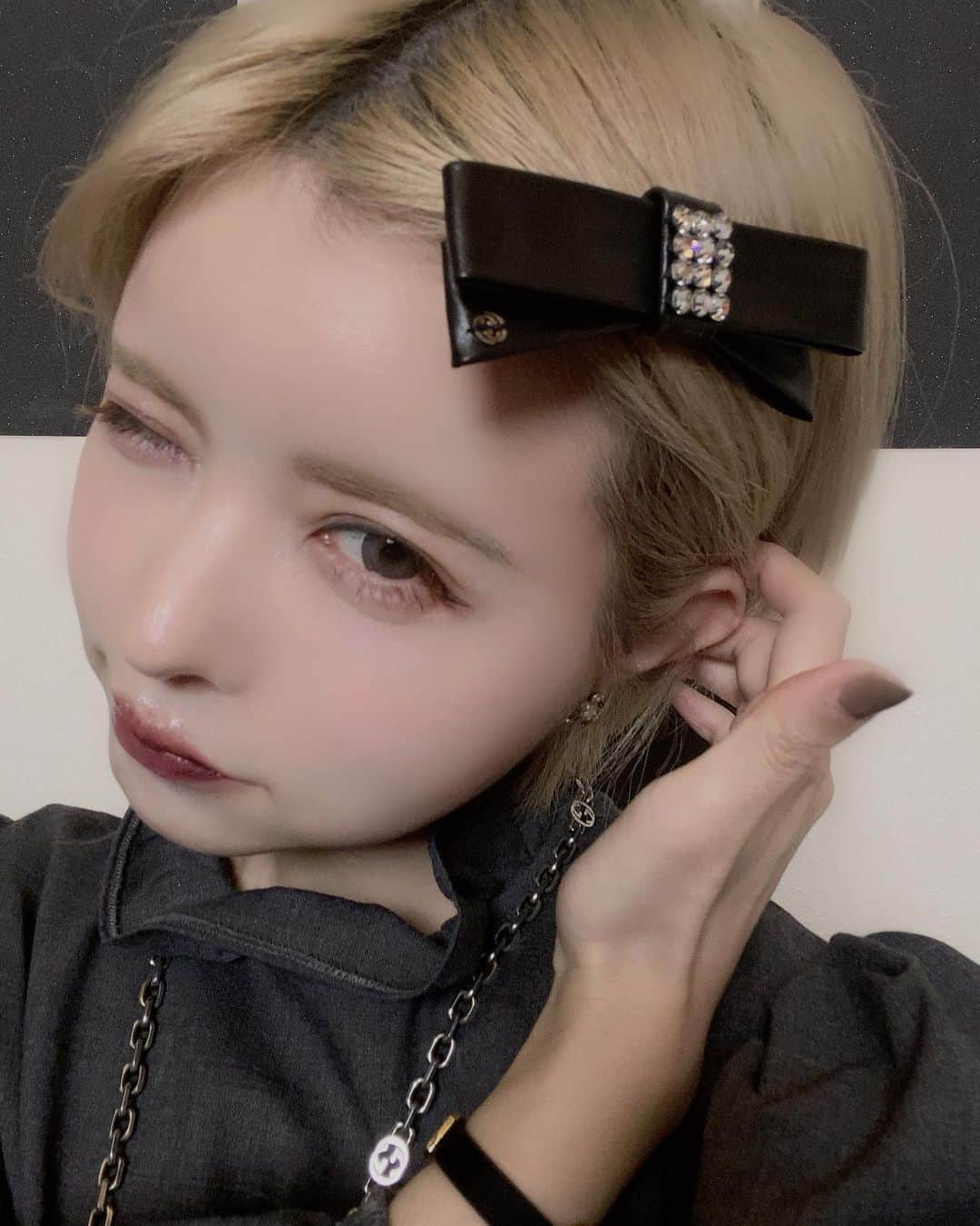益若つばささんのインスタグラム写真 - (益若つばさInstagram)「クリスマスイブ。いかがお過ごしですか？ 私は動画編集したり買い出ししたり、普通の日です。 そわんわんえりかあいたむからいただいた可愛いGUCCIバレッタで気持ち高める🎅🏻🤍　@gucci  ありがとう🤍  コンタクトはBambi series @bambi_angelcolor のパールグレーで、目尻にはDOLLYWINK @dolly_wink のNo.18垢抜けシアーブラウンまつげをつけました！  あ！ロフトでDOLLYWINKのまつげがBESTコスメまつげ部門に選ばれました🎅🏻🤍 @dolly_wink  @loft_official  嬉しいー！🤍🤍みなさんのおかげや！ありがとうー！🥳✨ #gucci #loft #bestcosmetics」12月24日 18時34分 - tsubasamasuwaka1013