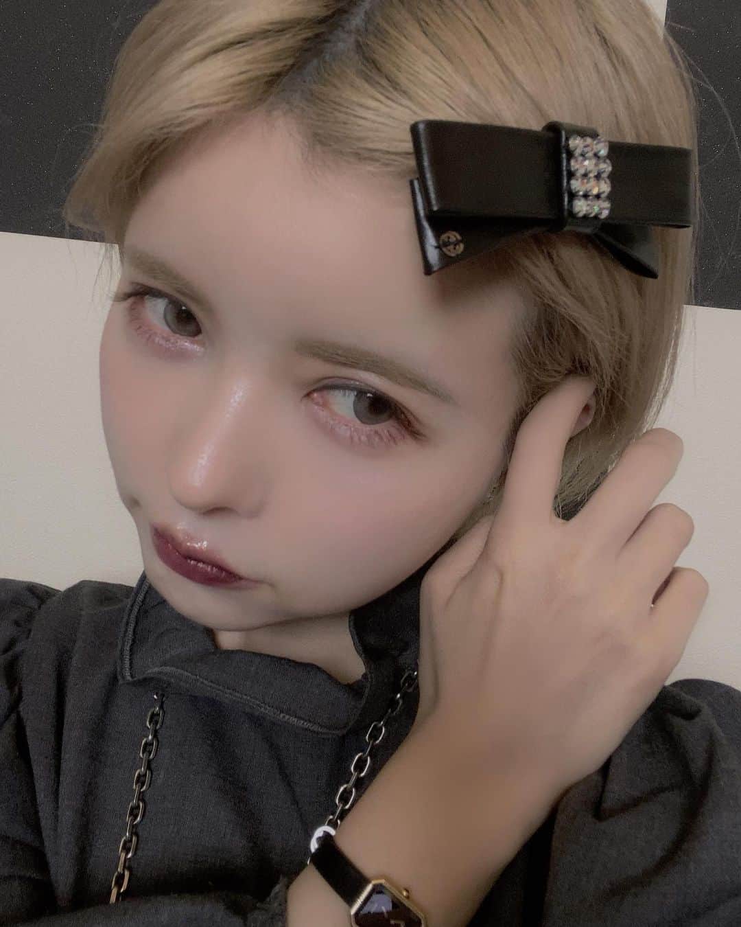 益若つばささんのインスタグラム写真 - (益若つばさInstagram)「クリスマスイブ。いかがお過ごしですか？ 私は動画編集したり買い出ししたり、普通の日です。 そわんわんえりかあいたむからいただいた可愛いGUCCIバレッタで気持ち高める🎅🏻🤍　@gucci  ありがとう🤍  コンタクトはBambi series @bambi_angelcolor のパールグレーで、目尻にはDOLLYWINK @dolly_wink のNo.18垢抜けシアーブラウンまつげをつけました！  あ！ロフトでDOLLYWINKのまつげがBESTコスメまつげ部門に選ばれました🎅🏻🤍 @dolly_wink  @loft_official  嬉しいー！🤍🤍みなさんのおかげや！ありがとうー！🥳✨ #gucci #loft #bestcosmetics」12月24日 18時34分 - tsubasamasuwaka1013