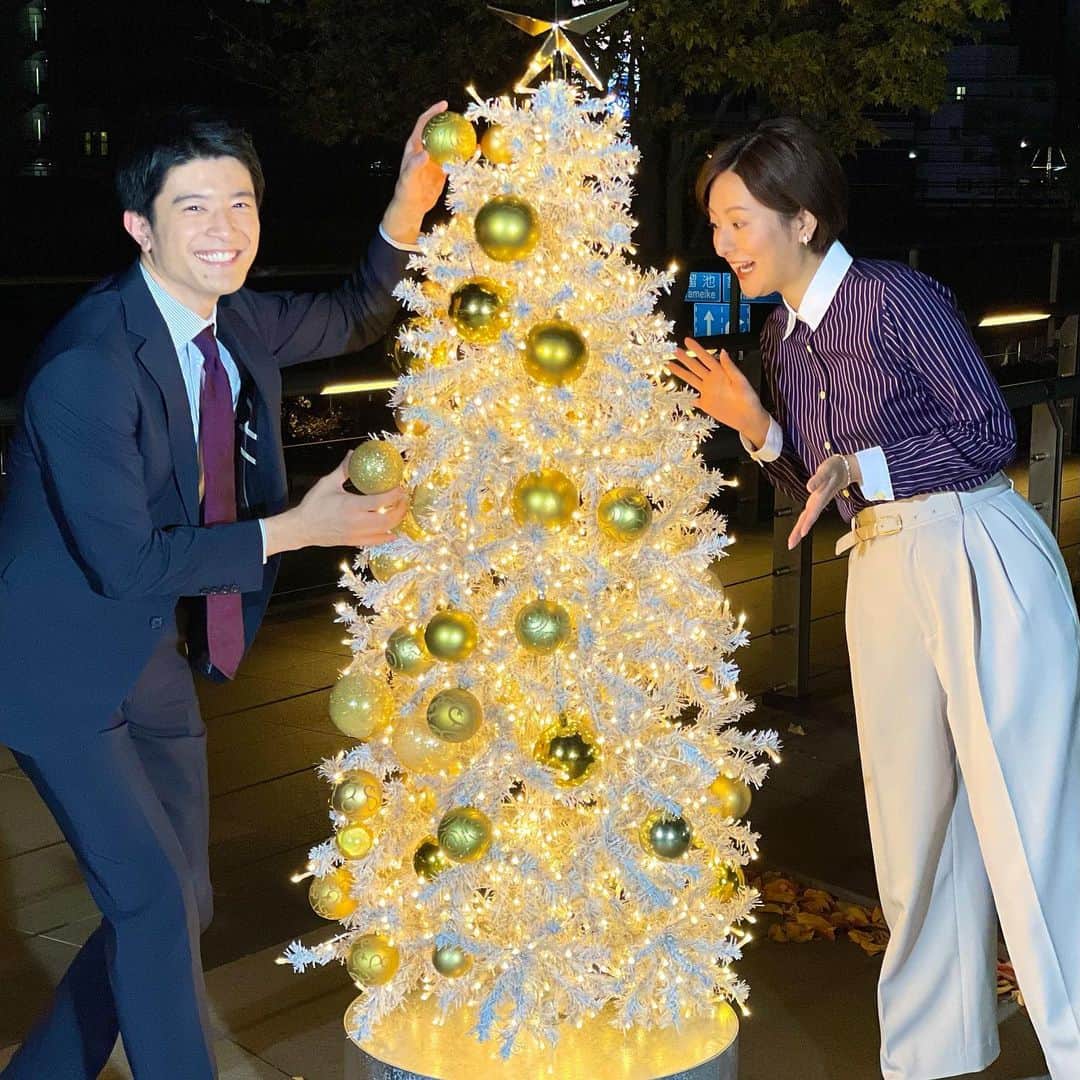 篠原光さんのインスタグラム写真 - (篠原光Instagram)「. クリスマスイブですね！！！ 1ヶ月前から騒いでいた、クリスマスイブです！！(うるさい🎄🎅🏻🎁  今年はハンドベルジングルベル(一つ前の投稿)ができたので 僕は大満足です😌  日が昇る前が1番綺麗な、お天気コーナーのツリー。 オンエアでも冒頭少しだけ見られるので、早起きしてぜひ🎄  寂しいですが明日が最後のチャンスです！🎄🎄」12月24日 18時34分 - ko_shinohara