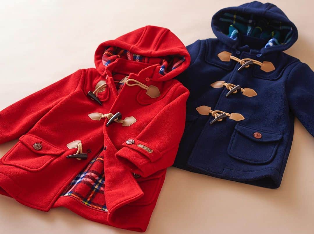 MIKI HOUSE ミキハウスさんのインスタグラム写真 - (MIKI HOUSE ミキハウスInstagram)「new color ミキハウスのダッフルコートから、 赤いラインがさりげなく入ったチェック柄が新しく登場。  フォーマルウエアや、制服、冬のお洋服にも合わせやすい 落ち着いたトーンの色使いです。  ロングセラーの赤・紺も 合わせてチェックしてみてくださいね！ ・ ・ #mikihouse #ダッフルコート #kidsfashion #チェックコート #ミキハウス #クリスマスツリー #クリスマスコーデ #コートコーデ #キッズファッション #笑顔 #クリスマスパーティー #クリスマスプレゼント」12月24日 18時46分 - mikihouse.official