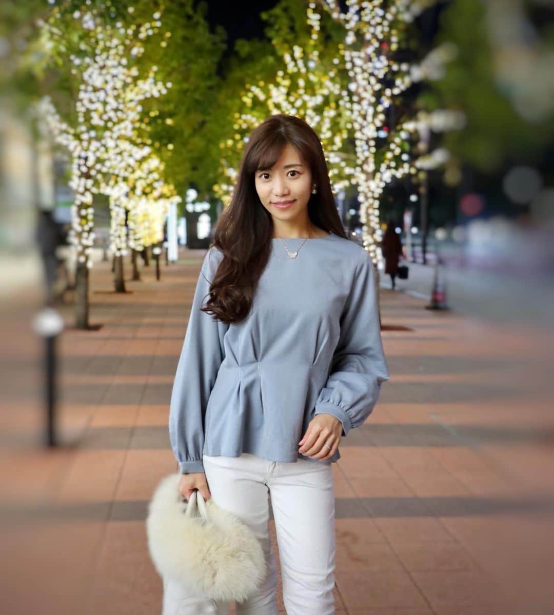 福山唯のインスタグラム：「merry Christmas eve🎄❤️ イルミネーションが綺麗で少しお散歩🌙  . . お袖とペプラムの裾が可愛いブラウスは @kuih_store だよ♡ . .  もう少しで仕事納め♡ 最後まで頑張りましょう✨✨ #christmaseve #christmas  #coordinate #instafashion #ilumination #kuih #kuihst #blue #コーディネート　#ニット　#クイ　#イルミネーション　#ブラウス💙」