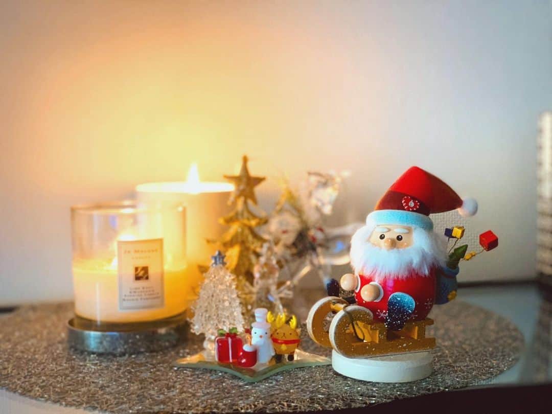長野美郷さんのインスタグラム写真 - (長野美郷Instagram)「Merry Christmas Eve🎄  皆様、 心穏やかに 素敵なクリスマスを✨  余談ですがこのサンタさん、 中でお香を炊けるので、 実は帽子から煙が出てるの🎅 可愛くてじっと見てしまいます 職人さんの手仕事ってステキ。  #メリークリスマス #サンタさん #ドイツから来たよ」12月24日 18時39分 - misato_nagano_1127