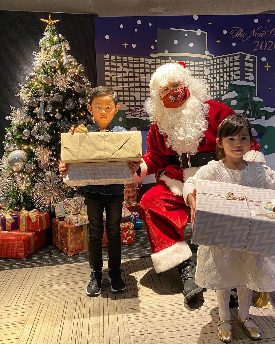 黒宮ニイナのインスタグラム：「Merry Xmas Eve🎄🎉 あわてんぼうのサンタ🎅さんは我が家にもうやってきてくれました🦌🎁✨  今までお家に夜こっそりきて🎄の足元にプレゼント置いてってくれていたけど、初めて直接渡しに来てくれました  子ども達大喜び〜👦🏻👧🏻💕 息子は照れてモジモジ、娘ちゃんはちょっと怖いみたいでママの後ろに隠れてばっかりで反応が可愛かったなぁ🥰  お兄ちゃんが🎁もらってるのをみておそるおそる近づいてきた娘🧒🏻 写真撮ろうとしても怖くて近寄れなくて表情が固くておもしろ可愛い😄💓  サンタさんのお手紙に書いた通りの🎁もらえて娘がサンタさんはわかってくれてたね、嬉しい〜って話してくれて、こんな可愛いこと言ってくれるなら毎年頑張れる🥺  👨🏽サンタもありがとう☺️🙏 家族でほっこりな時間を過ごせました🎄✨  今日はゆっくりおうちご飯です🍗✨  #merrychristmas #christmas #christmaseve #santaclaus #クリスマス #クリスマスイヴ #メリークリスマス #あわてんぼうのサンタクロース #サンタさんからのプレゼント」