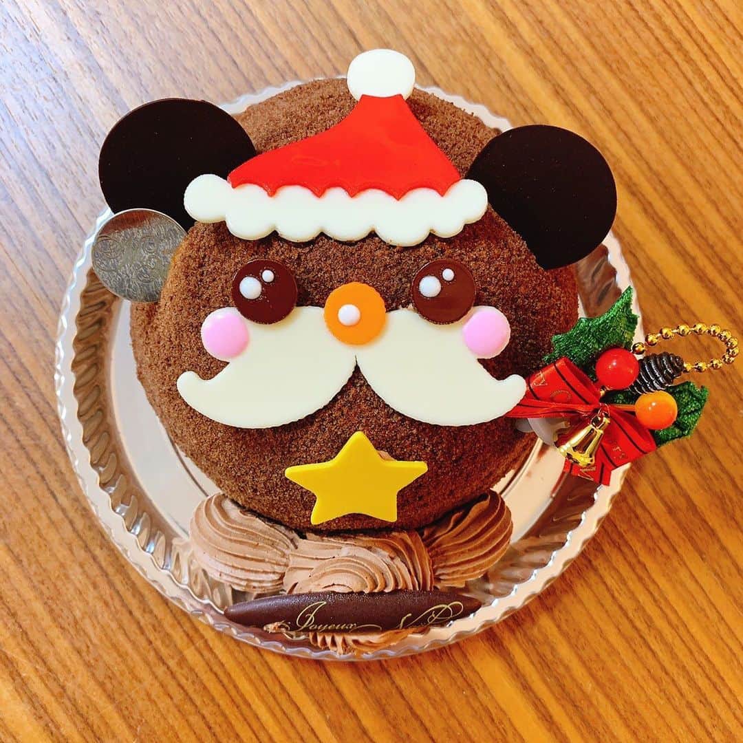百千糸のインスタグラム：「メリークリスマスイブ^ - ^  一足先に私の両親からクリスマスプレゼント🎁 のりもの図鑑をリクエストしました。  私たちからのプレゼントは明日🎁」