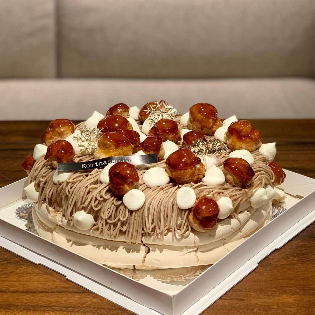 山本ソニアのインスタグラム：「Mont Blanc 🌰🤎 @kominasemako_ordercake   美味しすぎて幸福感に満ちるスペシャルケーキでした💫  詳しくは... @soooyamy」