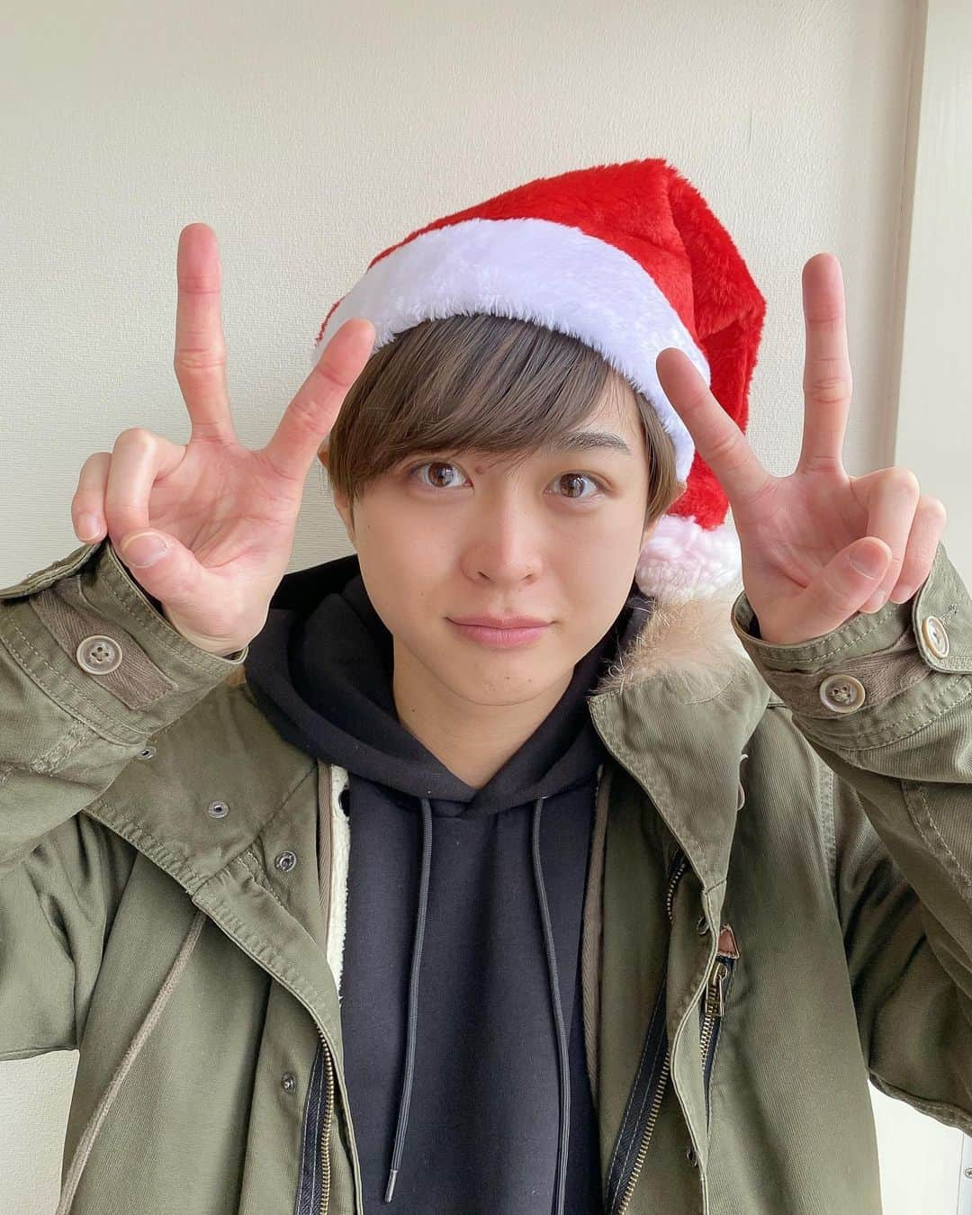 芸能プロダクション　アイリンクのインスタグラム：「メリークリスマス✨ ということで松波サンタをお届け🎄🎅🏻  このサンタさん…あざといですね  #松波優輝 #クリスマス」