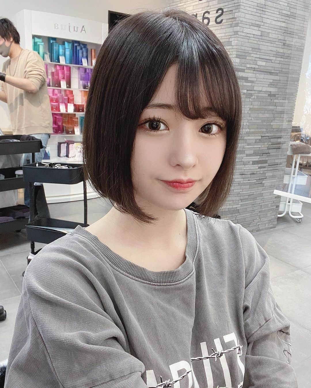 sarimaru(国木田さりまる)のインスタグラム：「美容室行く頻度上がった🐧」
