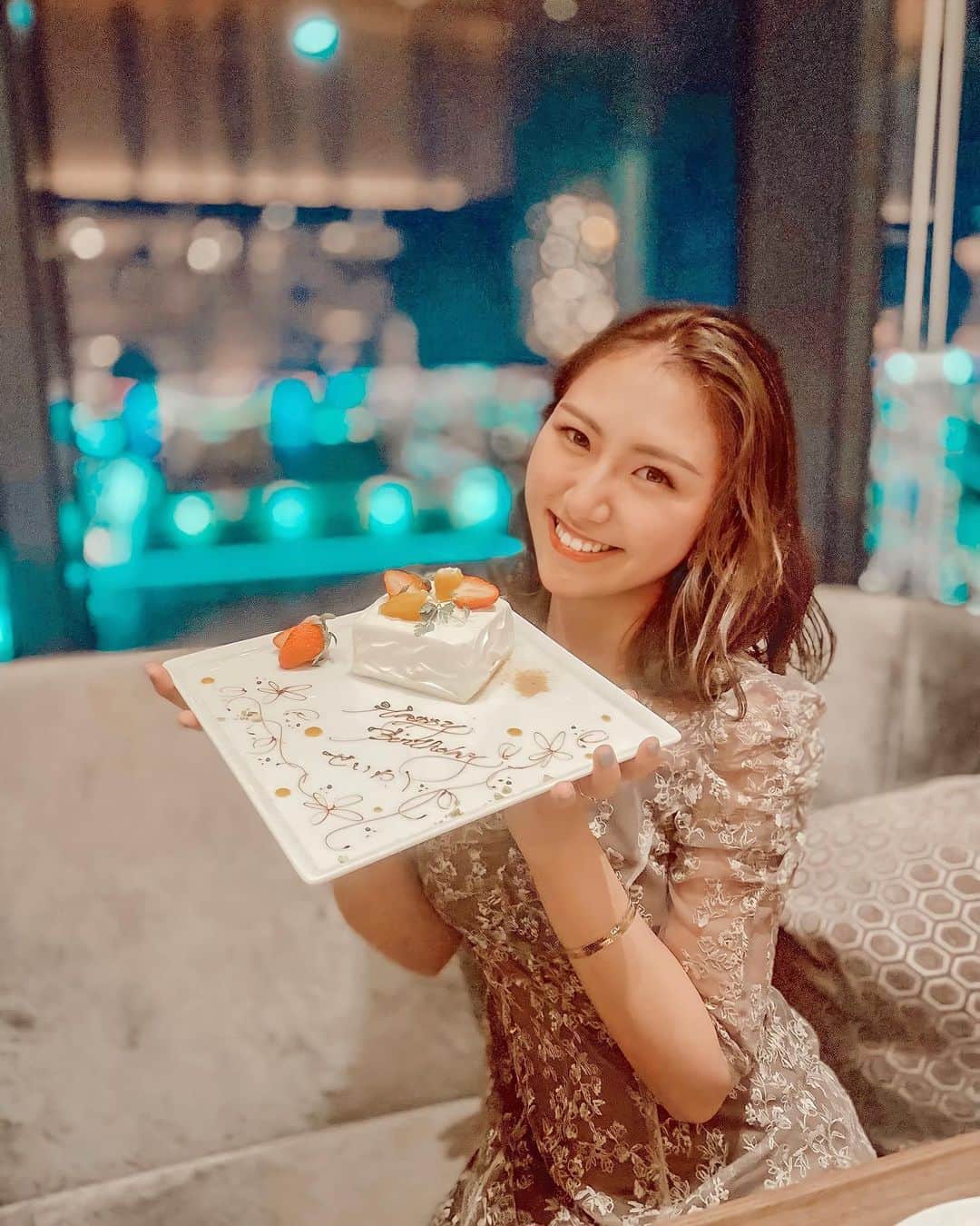 SEIKAのインスタグラム：「🎂🎄﻿ ﻿ 今日で27歳になったよー🥂﻿ メッセージくれたみんなありがとう❤️﻿ 覚えててくれてすっごく嬉しいよ〜☺️ ﻿ ﻿ 自分が27って信じられない！笑﻿ 心はまだまだ若め👼🏻笑﻿ ﻿ 27歳は自己肯定感爆アゲ自信満々女に﻿ なれるように頑張る🦭☀️これ目標🇯🇵﻿ #付いたあだ名はネガティヴなパリピw﻿ 私なんて〜とかバカだから〜とか﻿ 言わないようにまじで気をつけるネ。笑﻿ みんな褒めて伸ばして。笑﻿ ﻿ みなさまこれからもよろしゅう😋﻿ よいクリスマスを🎅🎄🎁🎉✨﻿ ﻿ #birthdaysurprise #birthday #Christmaseve #Christmasparty」