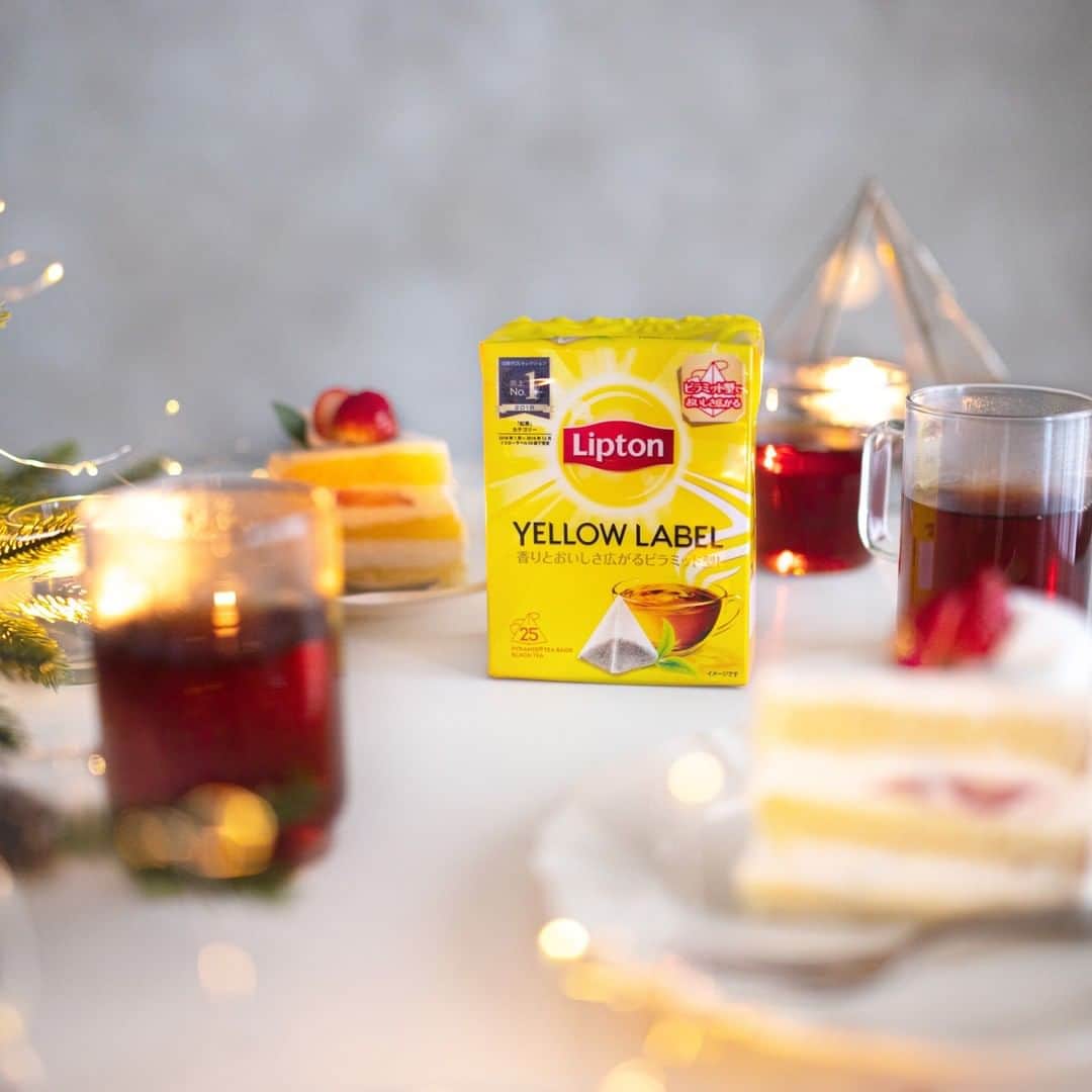 リプトンのインスタグラム：「ついに今日はクリスマス・イブ！今年はおうちクリスマス🎄 クリスマスケーキを楽しみながら、リプトンの紅茶をお供にするのはいかが？✨　リプトンは大切な人と過ごす素敵な時間にぴったり。 紅茶を片手にゆったり幸せなクリスマス・イブにしよう💛  #リプトン #Lipton #リプトンイエローラベル #カフェインレス #癒し ＃リラックス #おうちカフェ #おうち時間 #おうちクリスマス #クリスマスイブ ＃クリスマス #クリスマスケーキ #クリスマスディナー #リプトンでつながる」